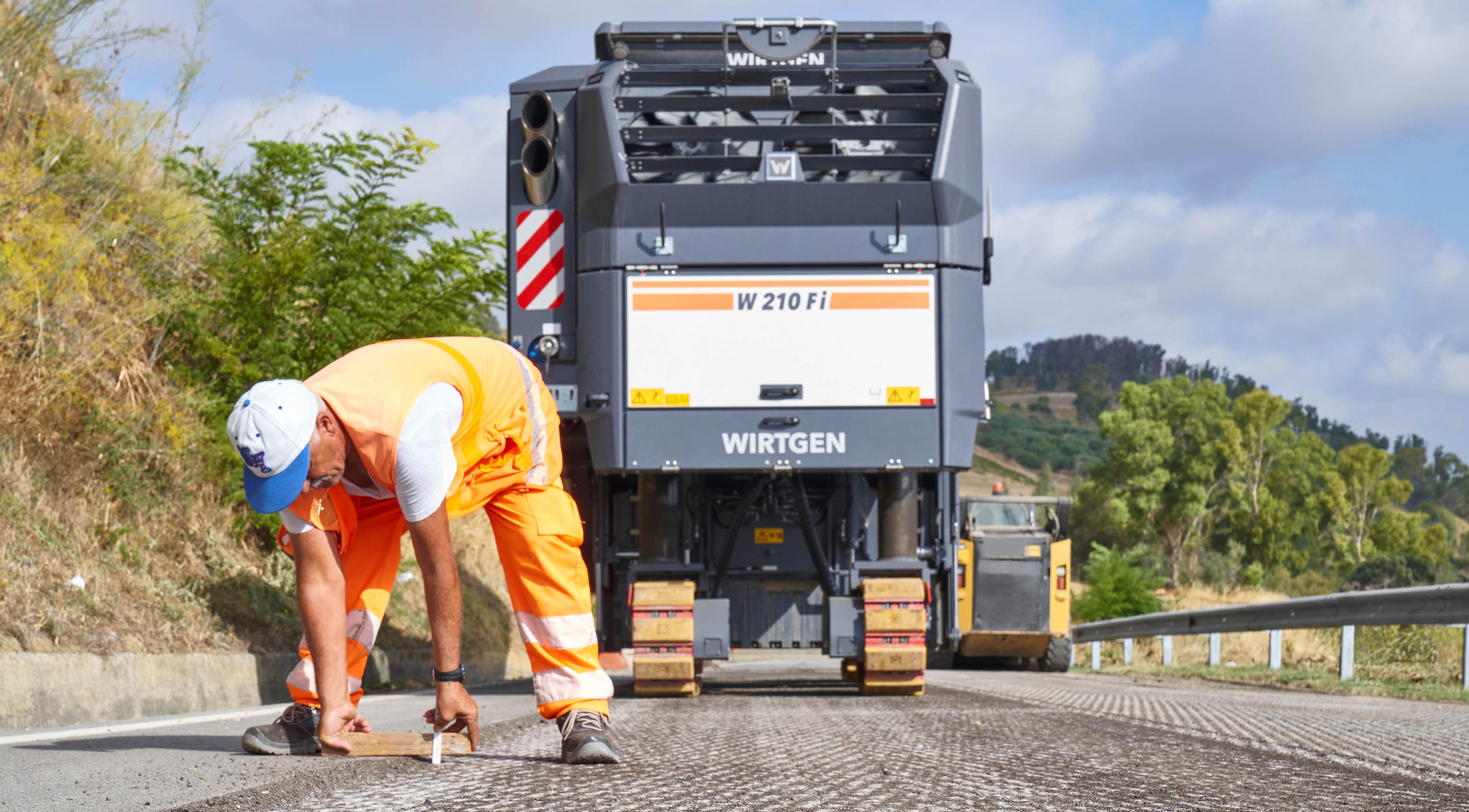 The Mill Assist and Automatic Functions Wirtgen’s W 210 Fi large milling machine make for quick work in the hills of Sicily