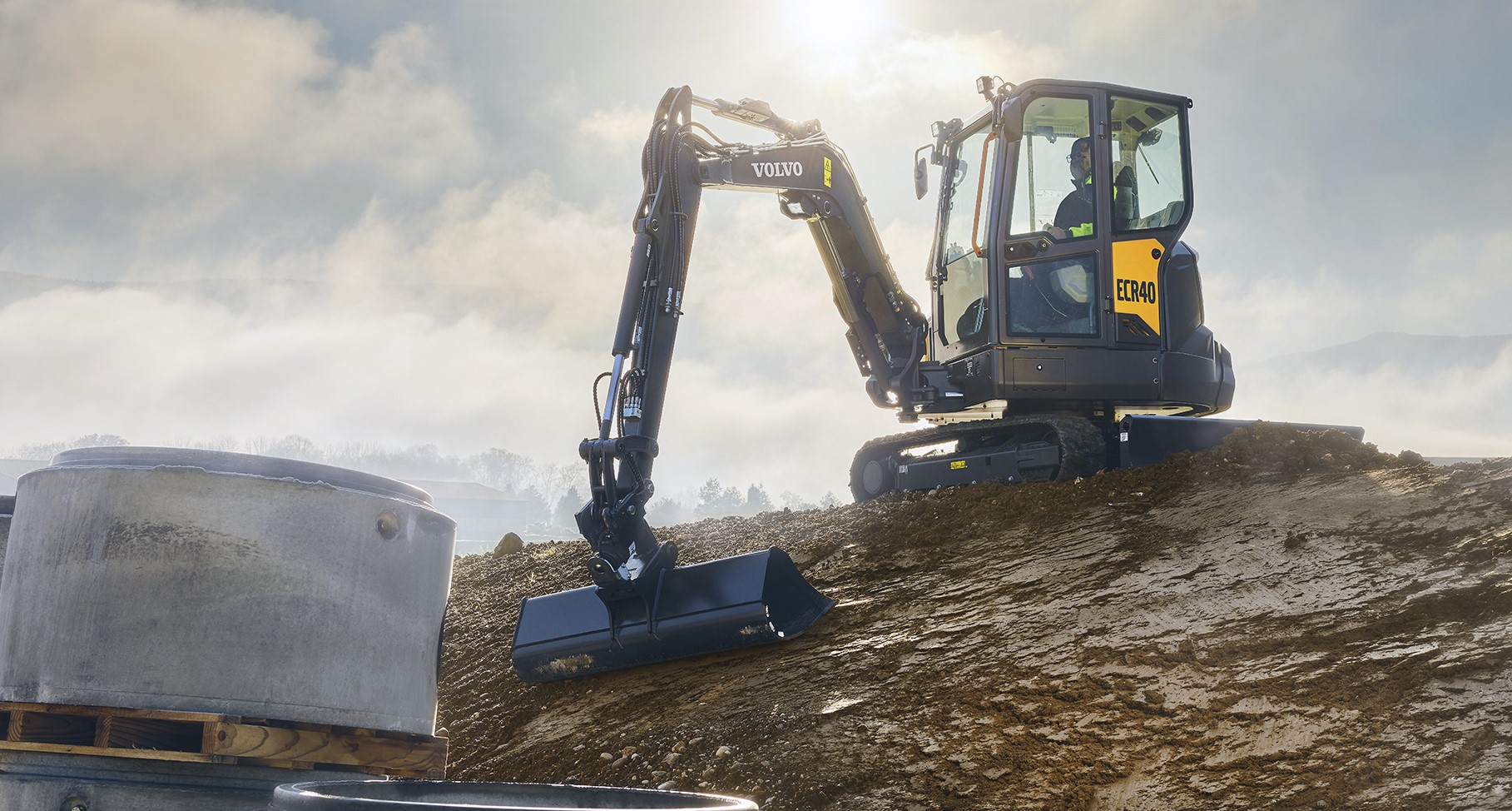 The Volvo EC37 has a conventional upper carriage design while the ECR40 has a short radius concept to allow working in more confined spaces