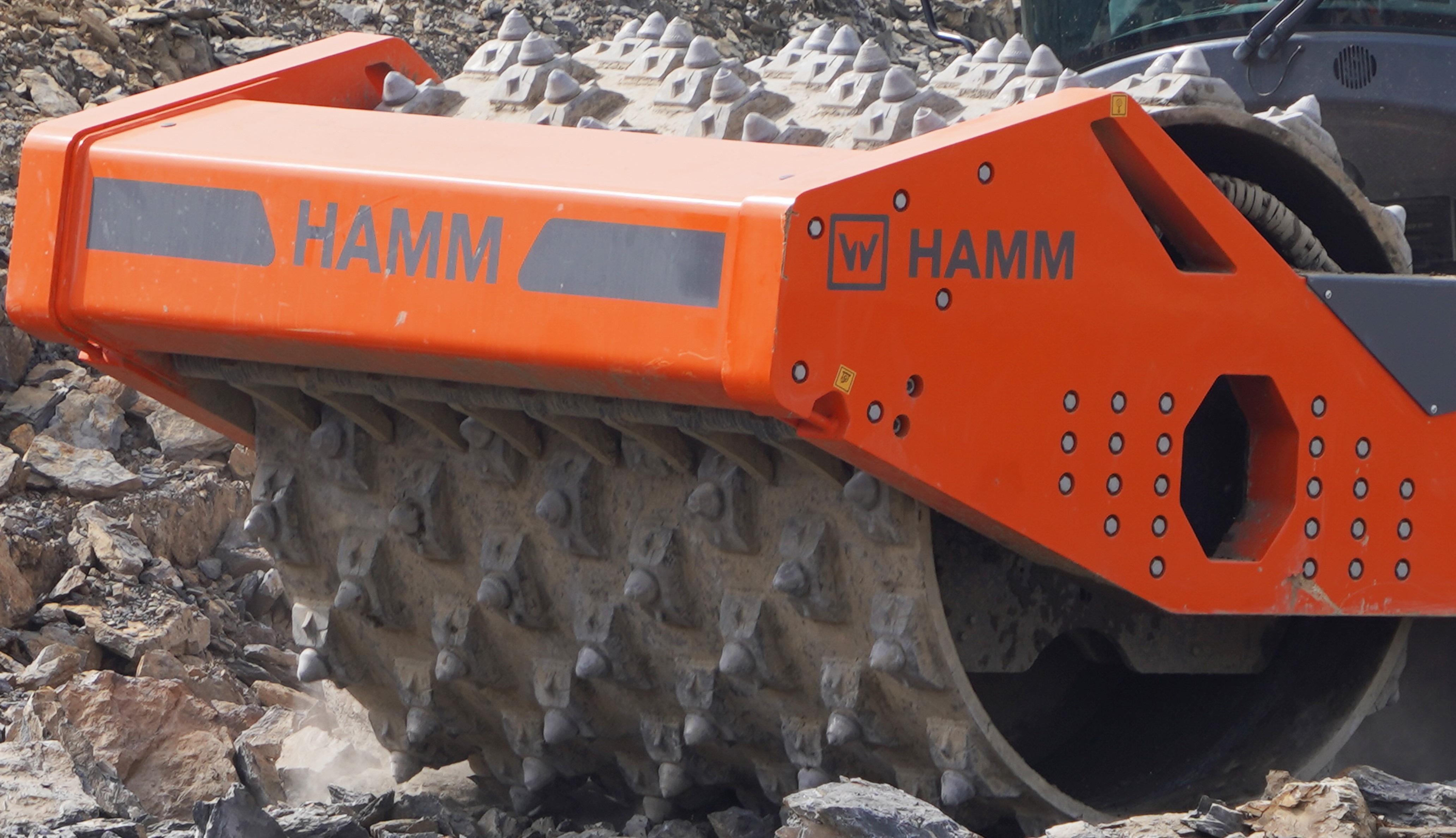 The new HC compactors from Hamm can be fitted with crushing drums to crush and compact mixed soils, stones such as basalt and granite The new HC compactors from Hamm can be fitted with crushing drums to crush and compact mixed soils, stones such as basalt and granite