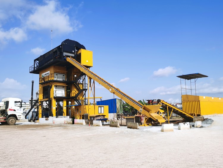 The Lintec CSD2500B containerised asphalt mixing plant is providing asphalt production for a road works in Abidjan, Côte d'Ivoire