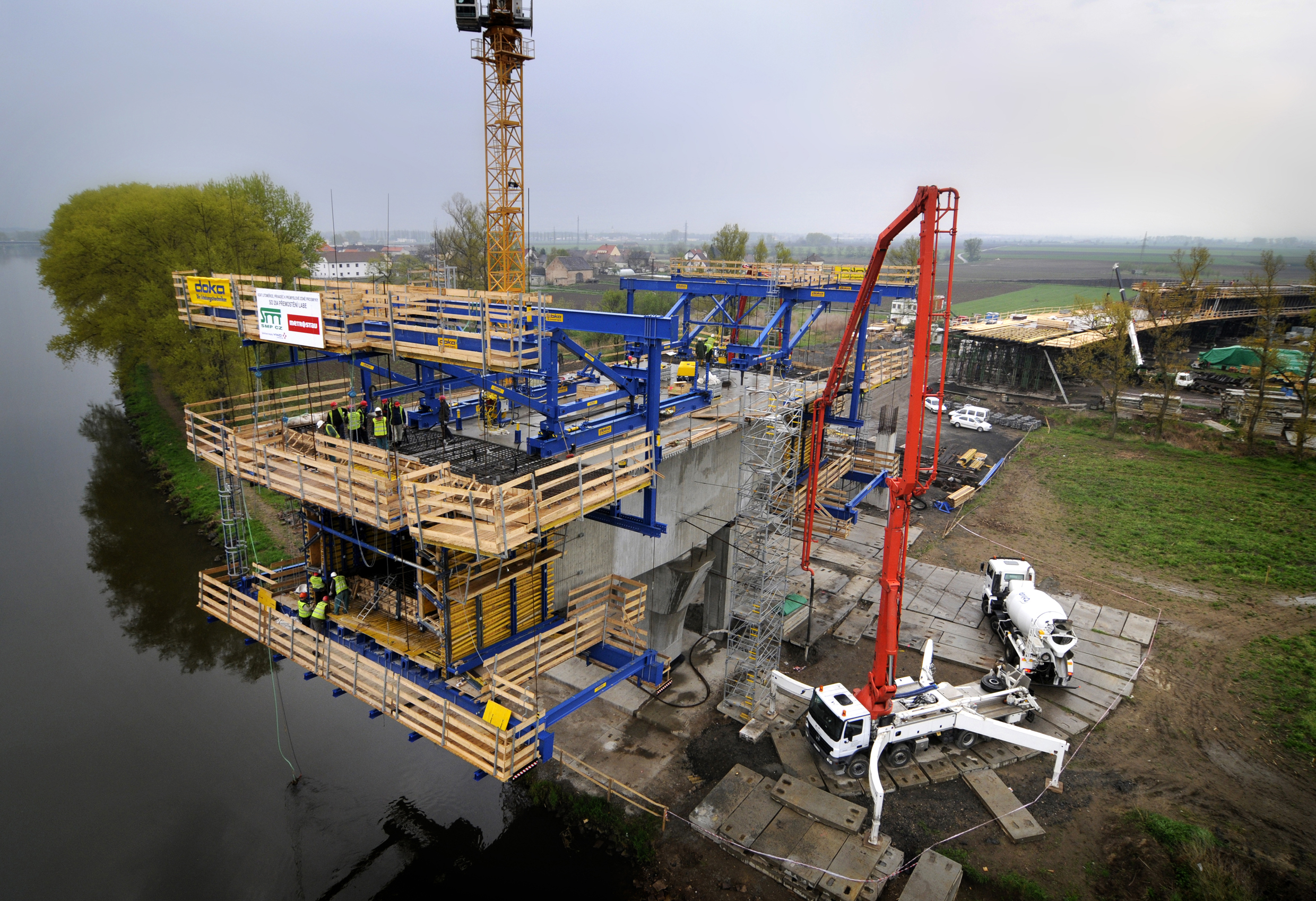The contracting consortium of SMP and Metrostav is erecting the motorway bridge over the River Elbe in the Czech Republic using the newly developed Doka cantilever forming traveller Constructing motorway bridge over River Elbe