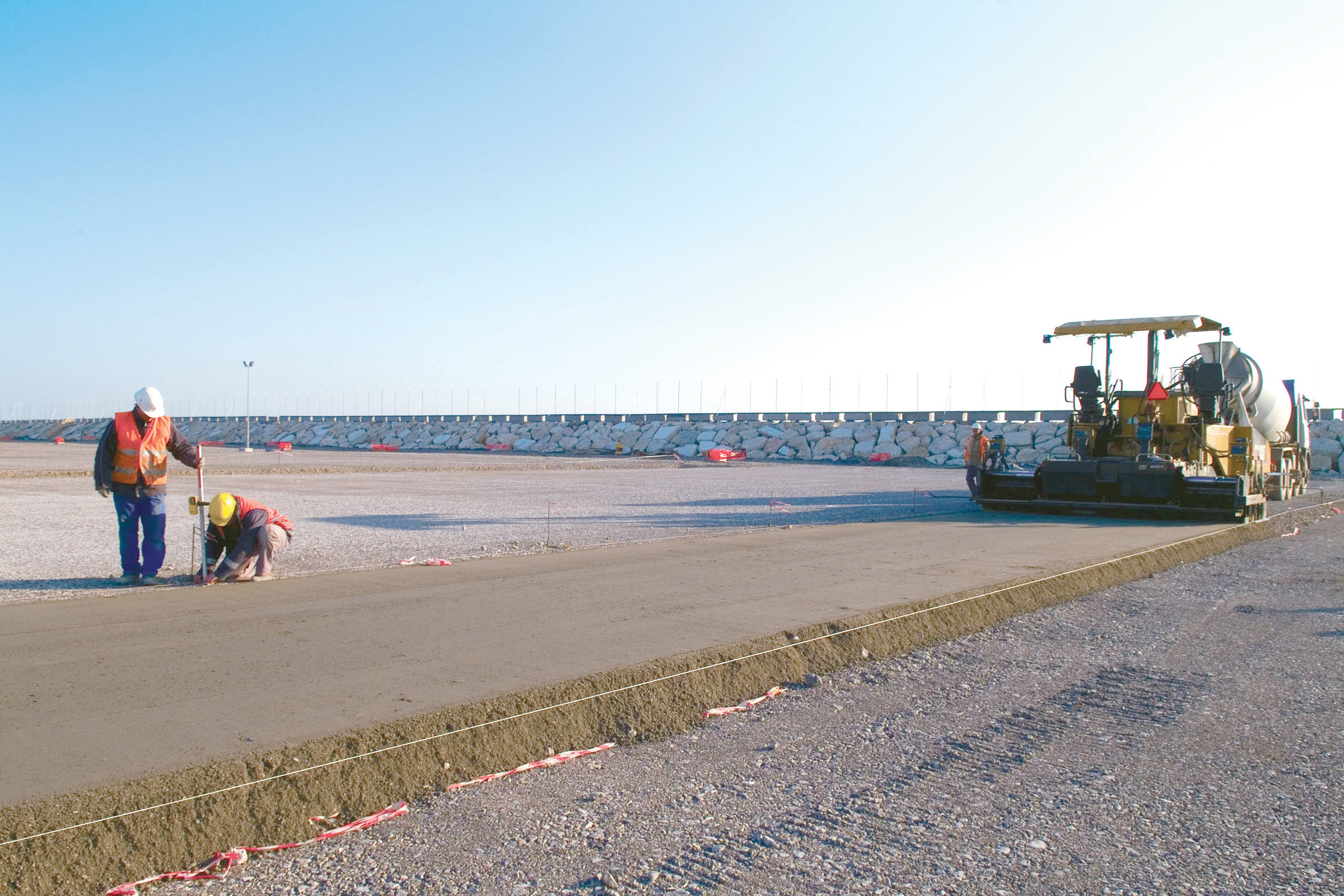 The new Cat AP655D paver is used for construction of the lean concrete binding layer, with a thickness of approximately 8cm
The new Cat AP655D paver is used for construction of the lean concrete binding layer, with a thickness of approximately 8cm