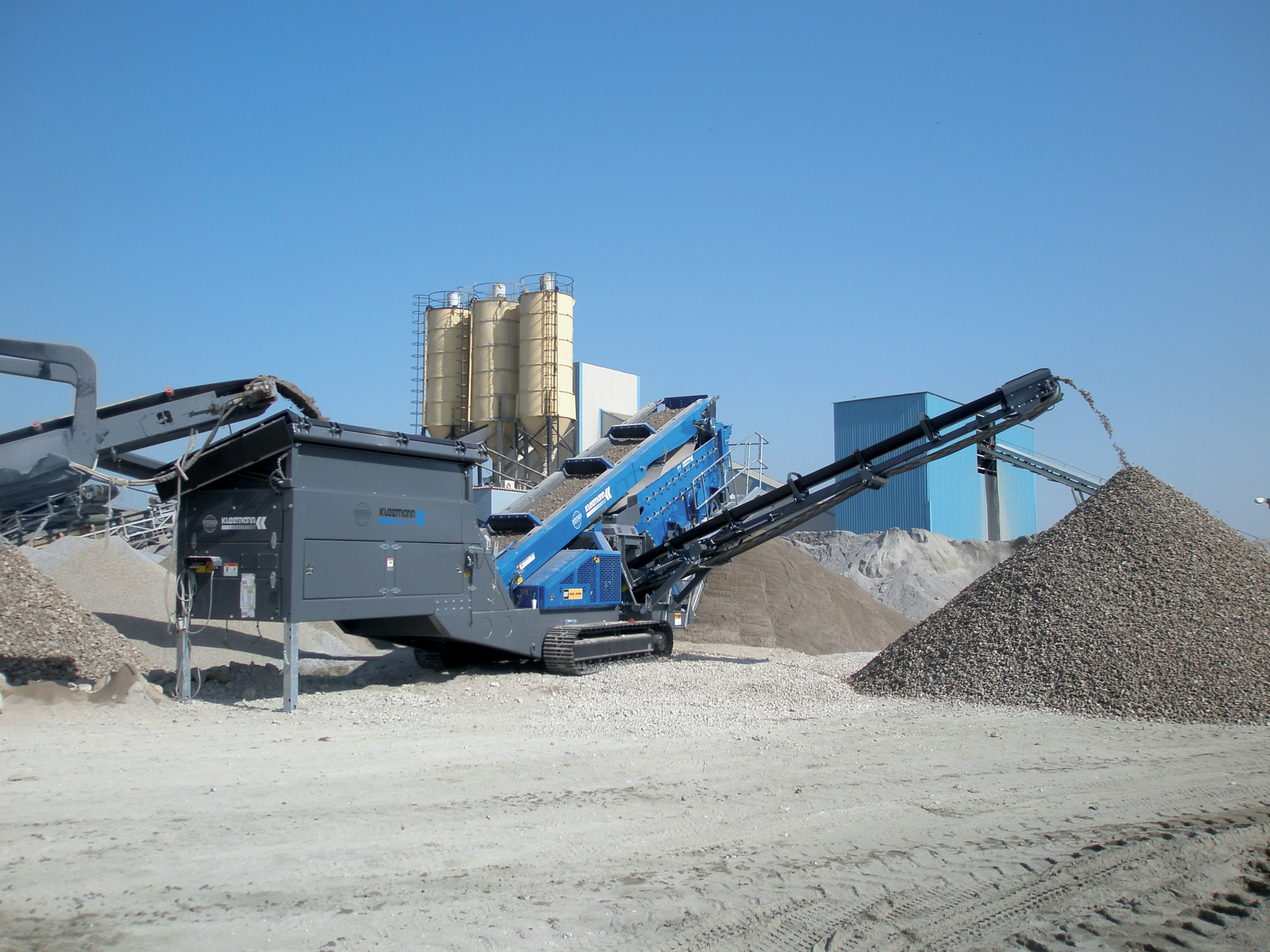 MOBISCREEN MS 16 D mobile screening plant with triple-deck screening unit Mobile crusher in action