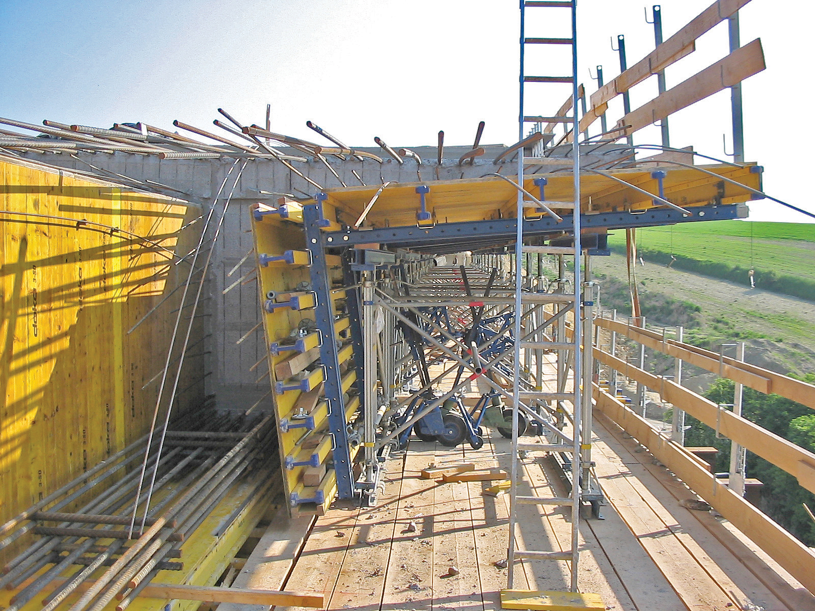 The ALPINE site crew is using an adaptable construction made of Doka Top 50 large-area formwork and Staxo 100 load-bearing towers to form the carriageway slab, main beams and cantilever arms
Brno carriageway under construction