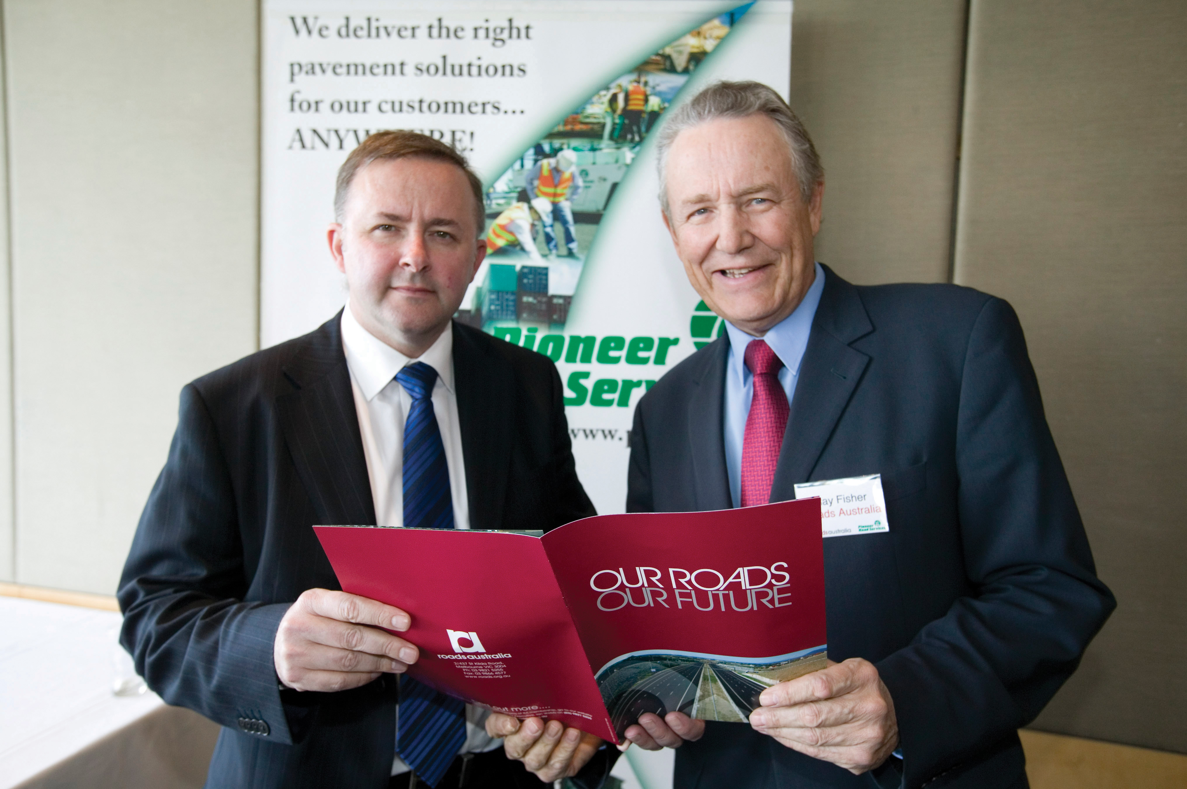 Looking to the future at the launch of Roads Australia: Anthony Albanese, Federal Infrastructure and Transport Minister (left), and Ray Fisher, Roads Australia President
Anthony Albanese and Ray Fisher looking at Our Roads Our future launch