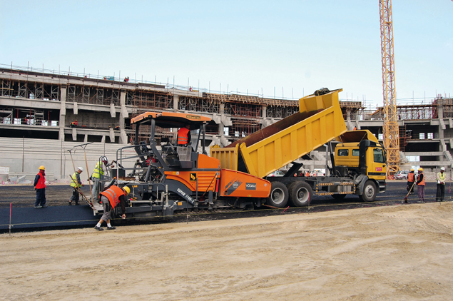 Paving work for the new UAE racetrack has been carried out hot to hot, with two SUPER 1900-2 pavers working together on the straights Paving the new UAE racetrack