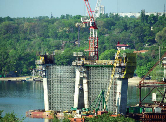 The 150m suspension towers are built using Doka's versatile SKE 50 automatic climbers and Doka Top 50 large-area formwork suspension towers of the new bridge