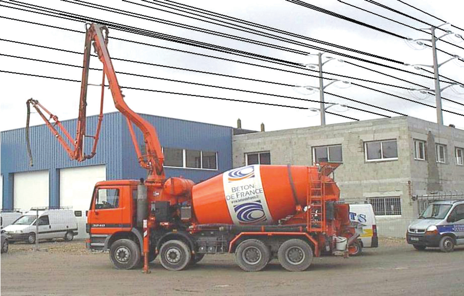 MADE's Sky Radio 2.0 is used to detect nearby medium and high-voltage power lines, and can be installed on concrete pumps, aerial buckets and other equipment reaching significant heights MADE's Sky Radio 2.0