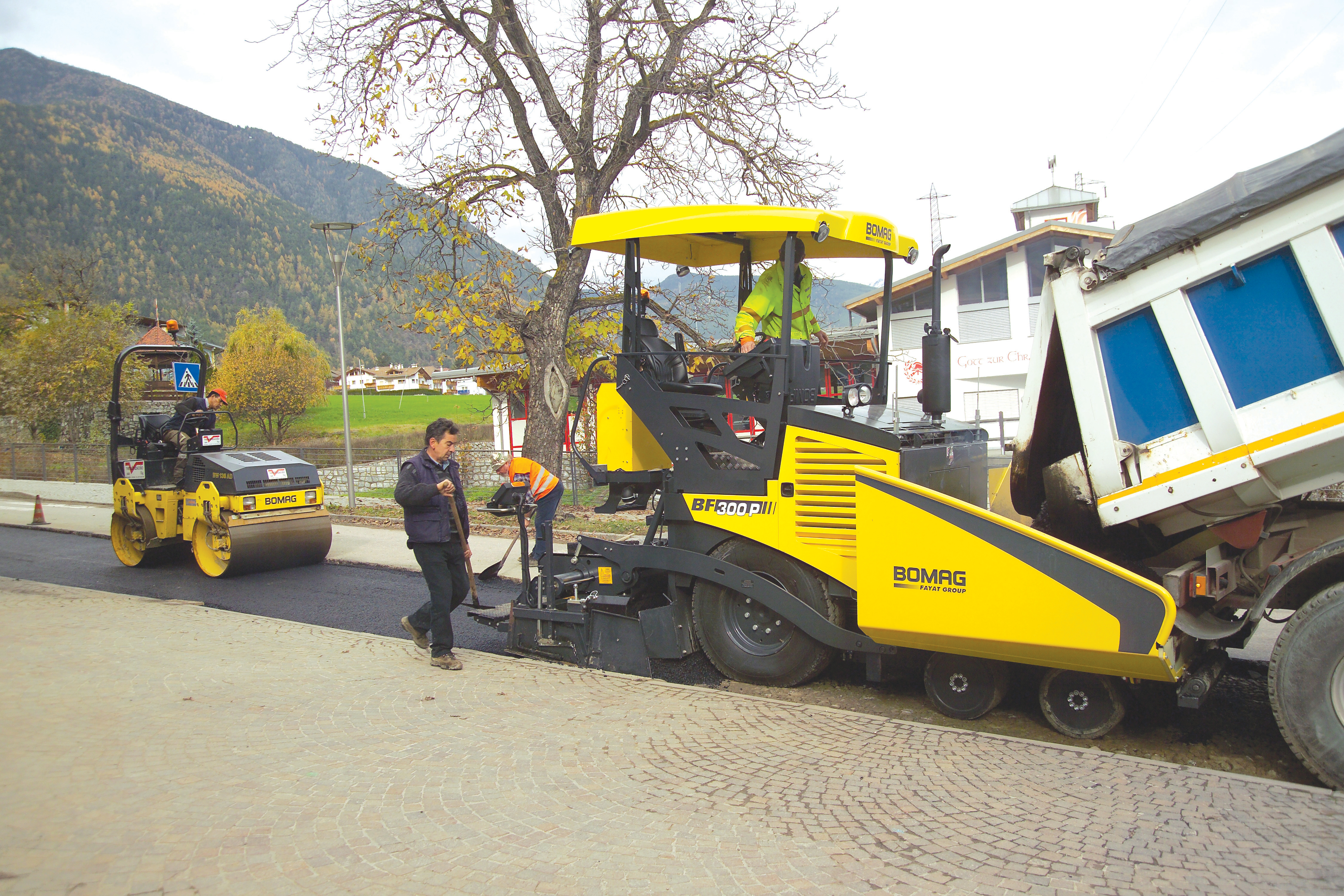 The new BF300 offers customers a choice of wheels or tracks and gas or electric heating compared with the BF331 being replaced which is a wheeled machine with a gas heated screed only BF300 paver