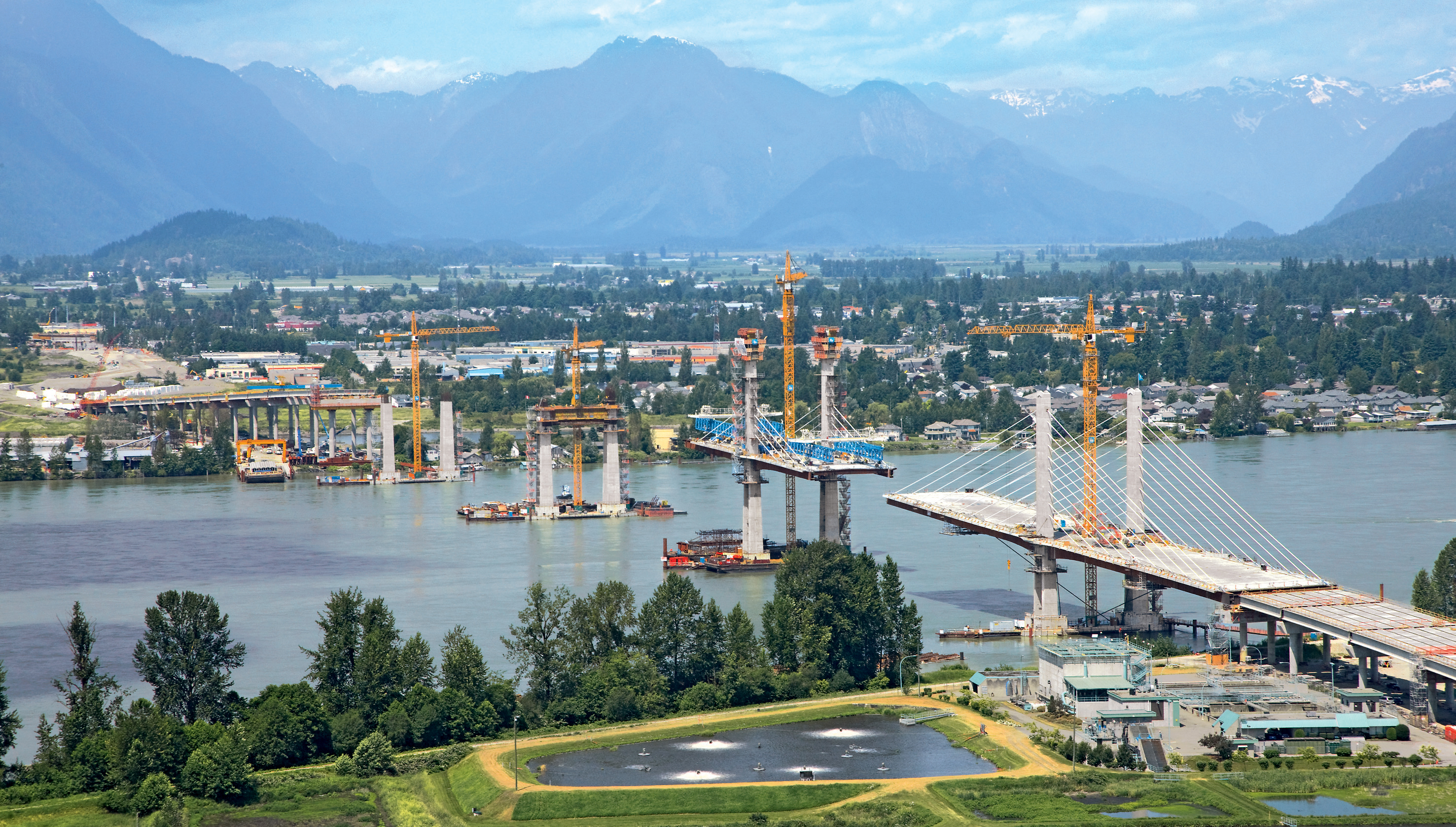 The almost 1km long cable-stayed bridge over the Fraser River constructed with a formwork and scaffold solution from PERI. (Photo: PERI) cable-stayed bridge over the Fraser River