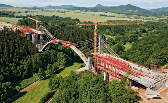 The 258m long and 50m high arched bridge crosses the Oparno Valley in the Bohemian Forest. (Photo: PERI GmbH) arched bridge crosses the Oparno Valley