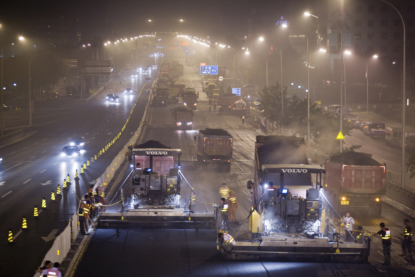 Volvo equipment was used to help give a makeover to Beijing's Chang'an Avenue where SBS-modified asphalt and PR asphalt was used for the lower layer Beijing Chang'an Avenue work at night