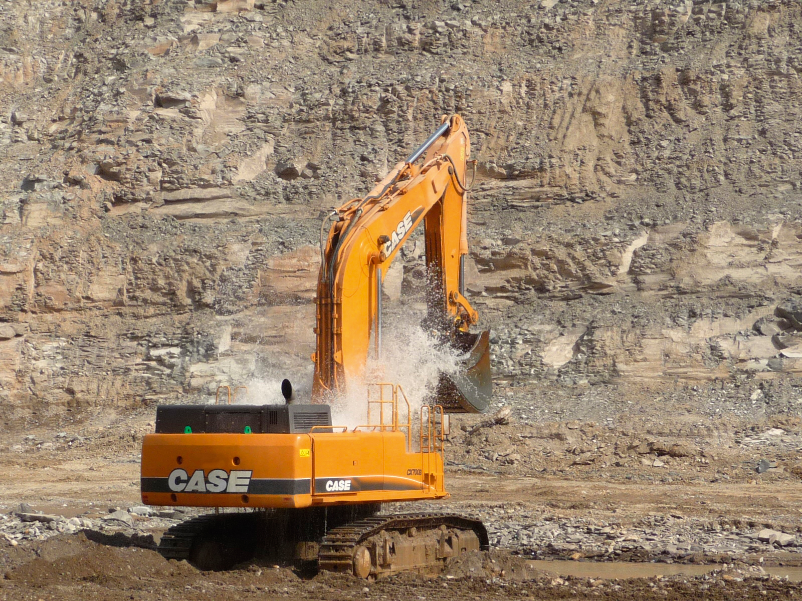 The new mass excavation version of the Case CX700B offers high productivity with its short boom and fast cycling configuration Case CX700B