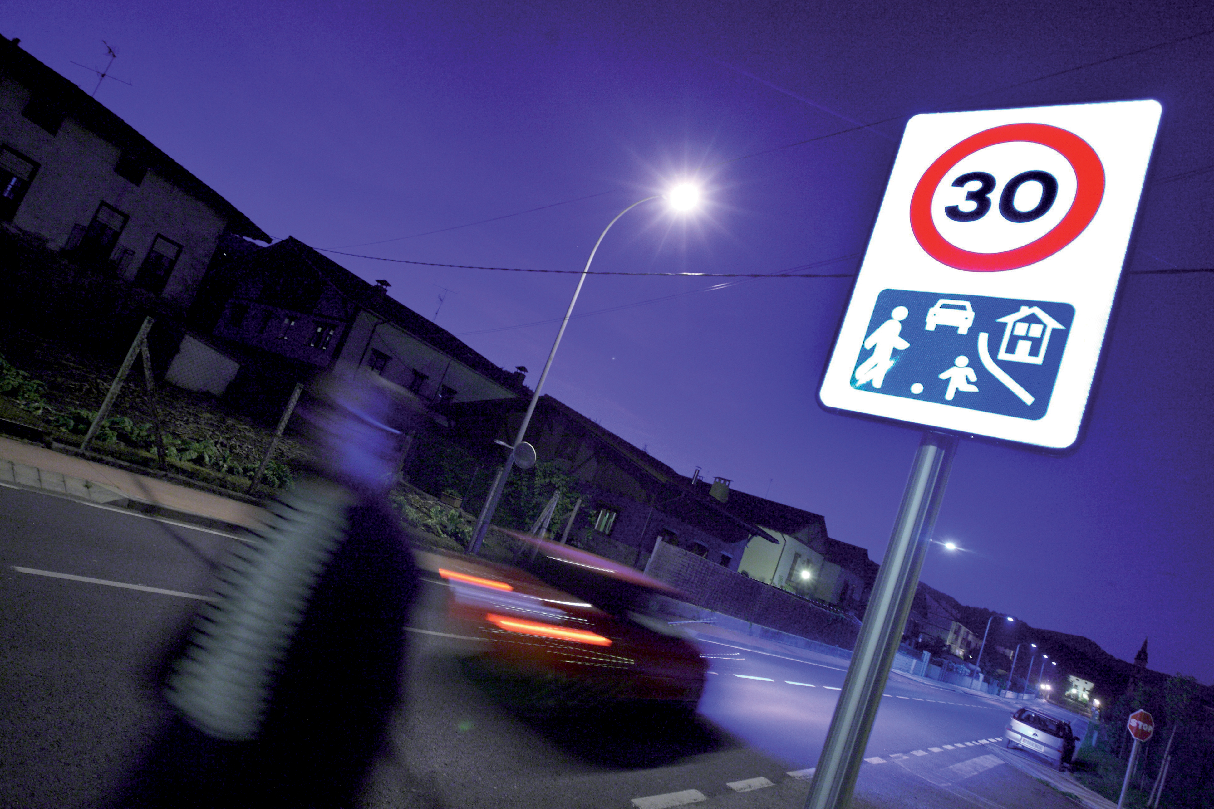 The 2nd generation road signs from Enviro8 use edge lit LED, providing a balance of low energy consumption without compromising light output and sign conspicuity Enviro8 signs