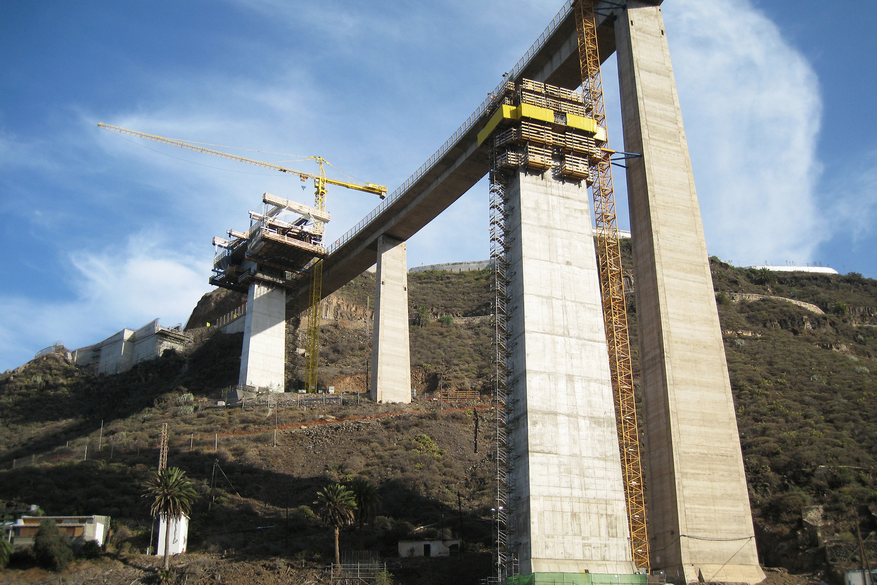 The up to 100m tall main piers are characterised by a marked upward taper and were constructed using the Doka automatic climbing formwork SKE 50 Grand Canarias's viaduct