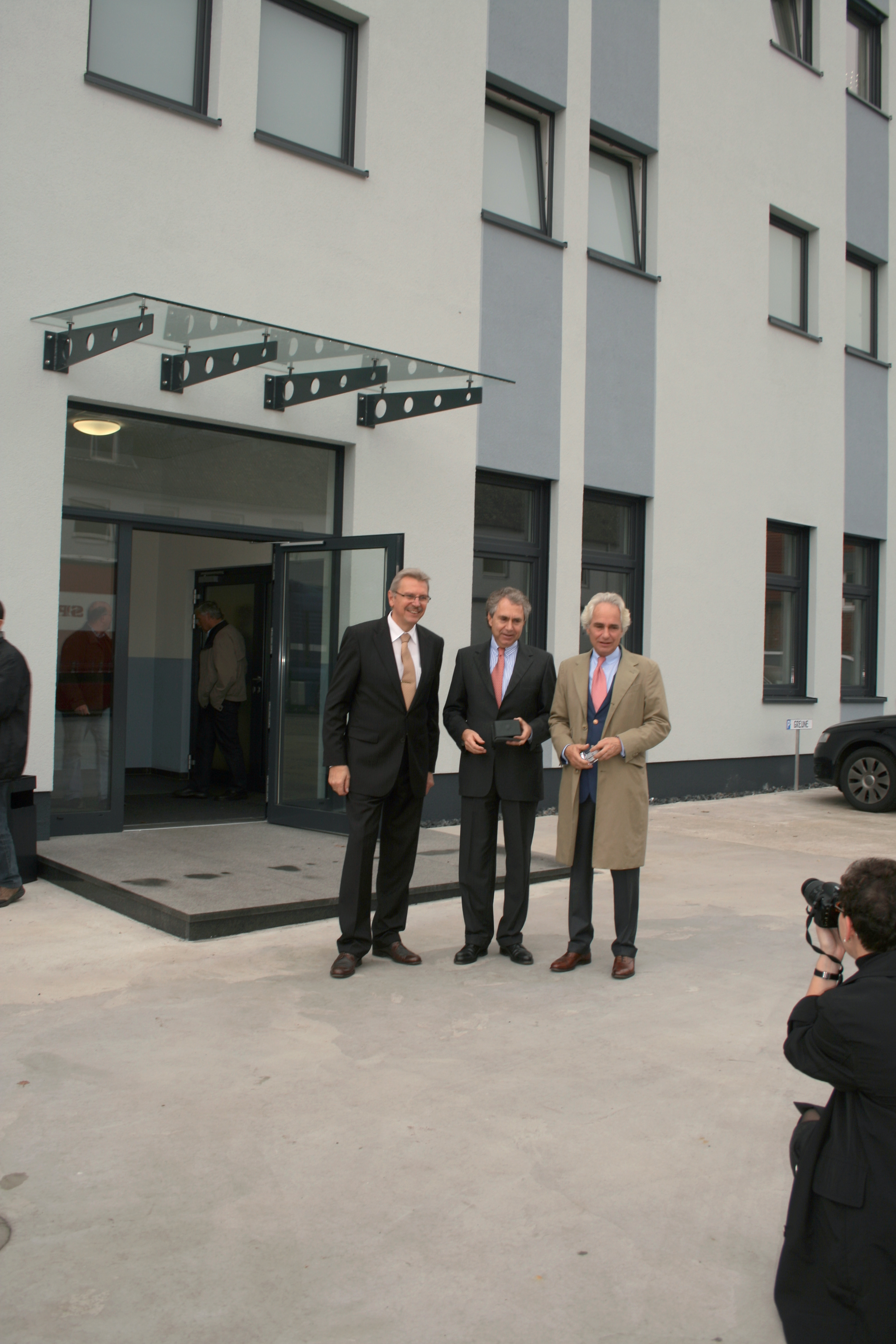 Klaus Beer, HAZEMAG & EPR's managing director, opened the new communication centre together with Dr Caspar Glinz and Dr Mathias Glinz of Schmidt Kranz & Co Klaus Beer, Dr Caspar Glinz and Dr Mathias Glinz