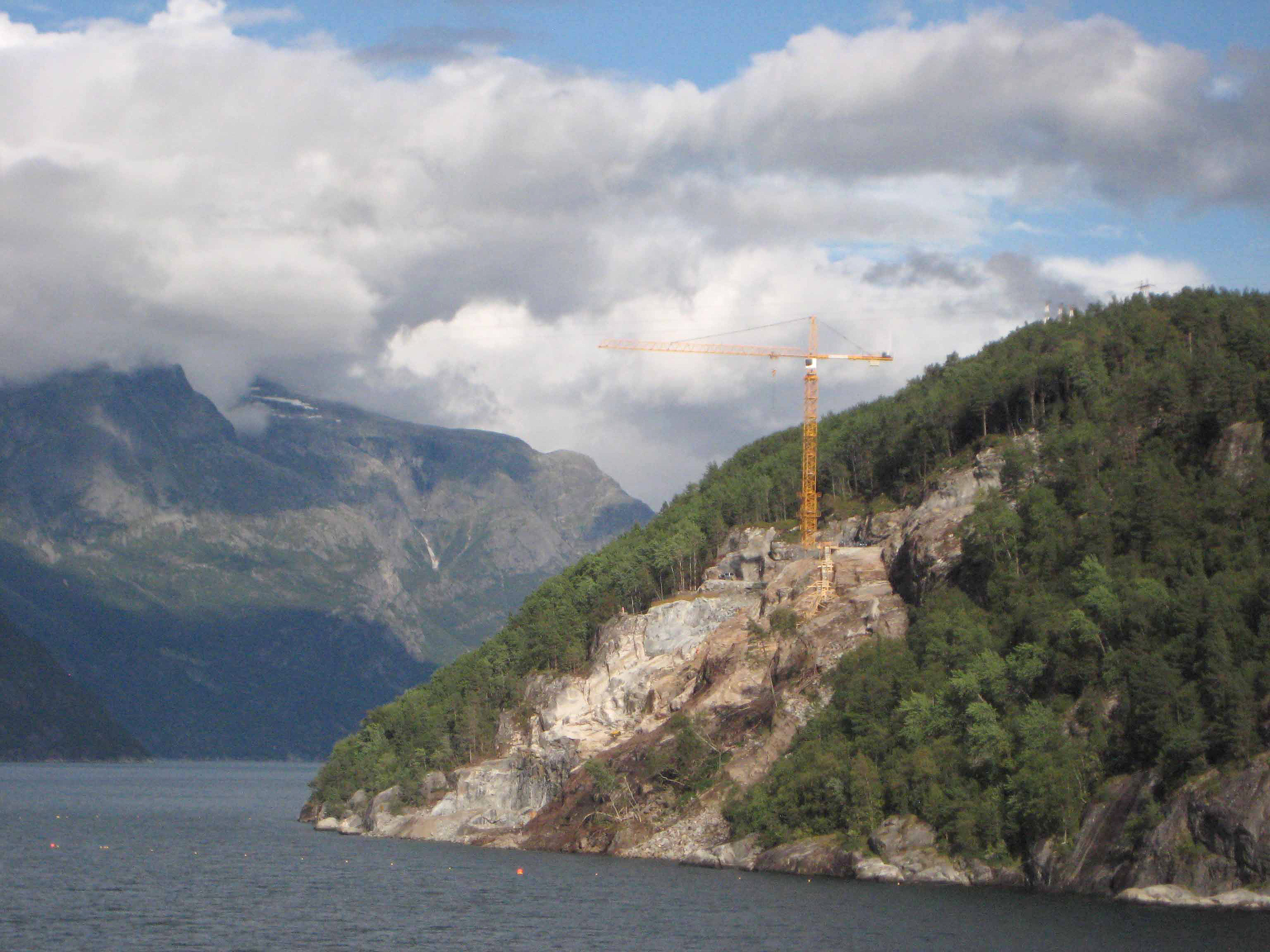Commanding position:
one of three Liebherr 280EC-H16 Litronic tower cranes at Hardangerfjord Crane at Hardangerfjord