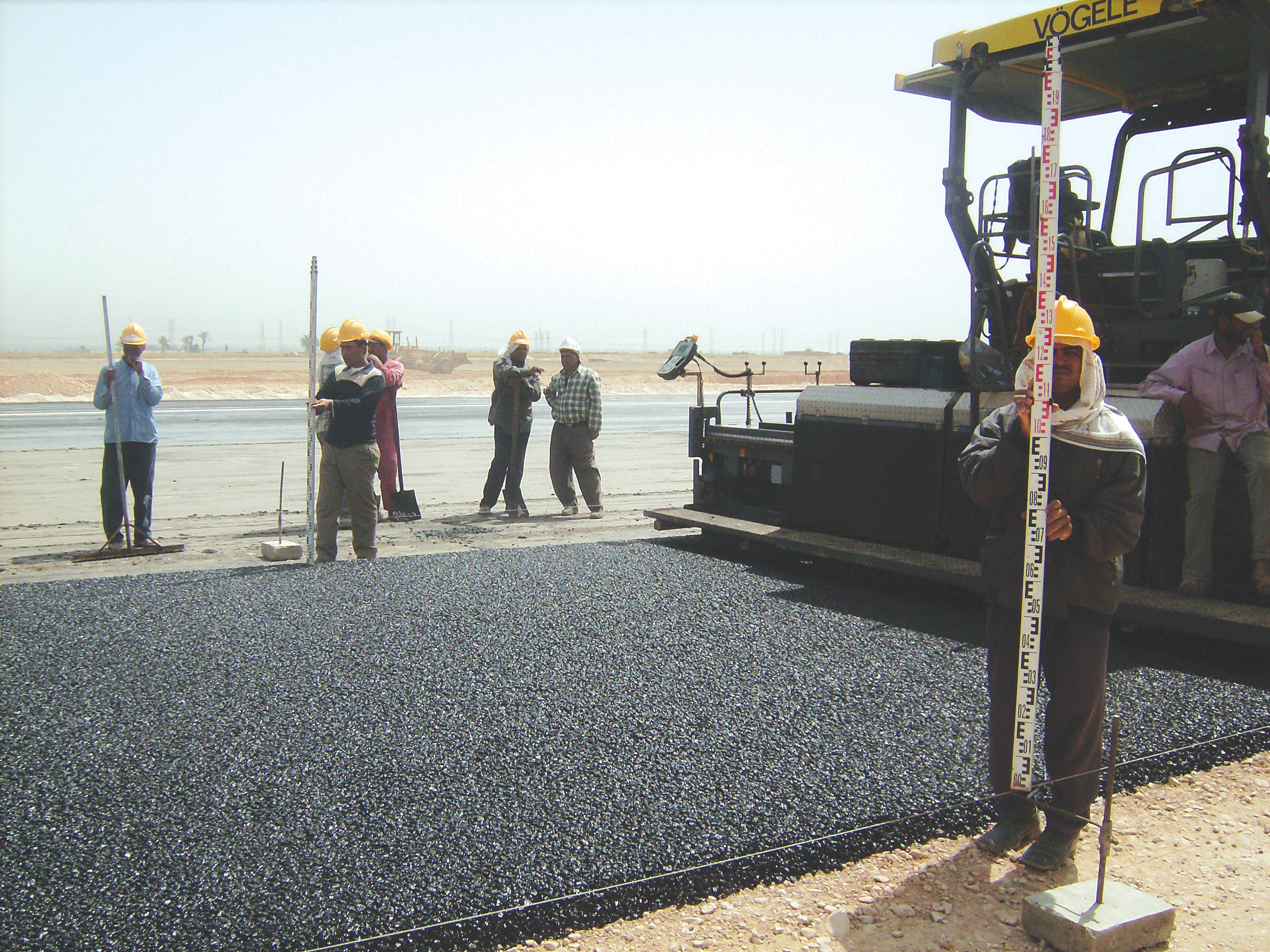 For the asphalt paving duties at the airport Orascom used two Vögele Super 1800-2 finishers working together asphalt paving