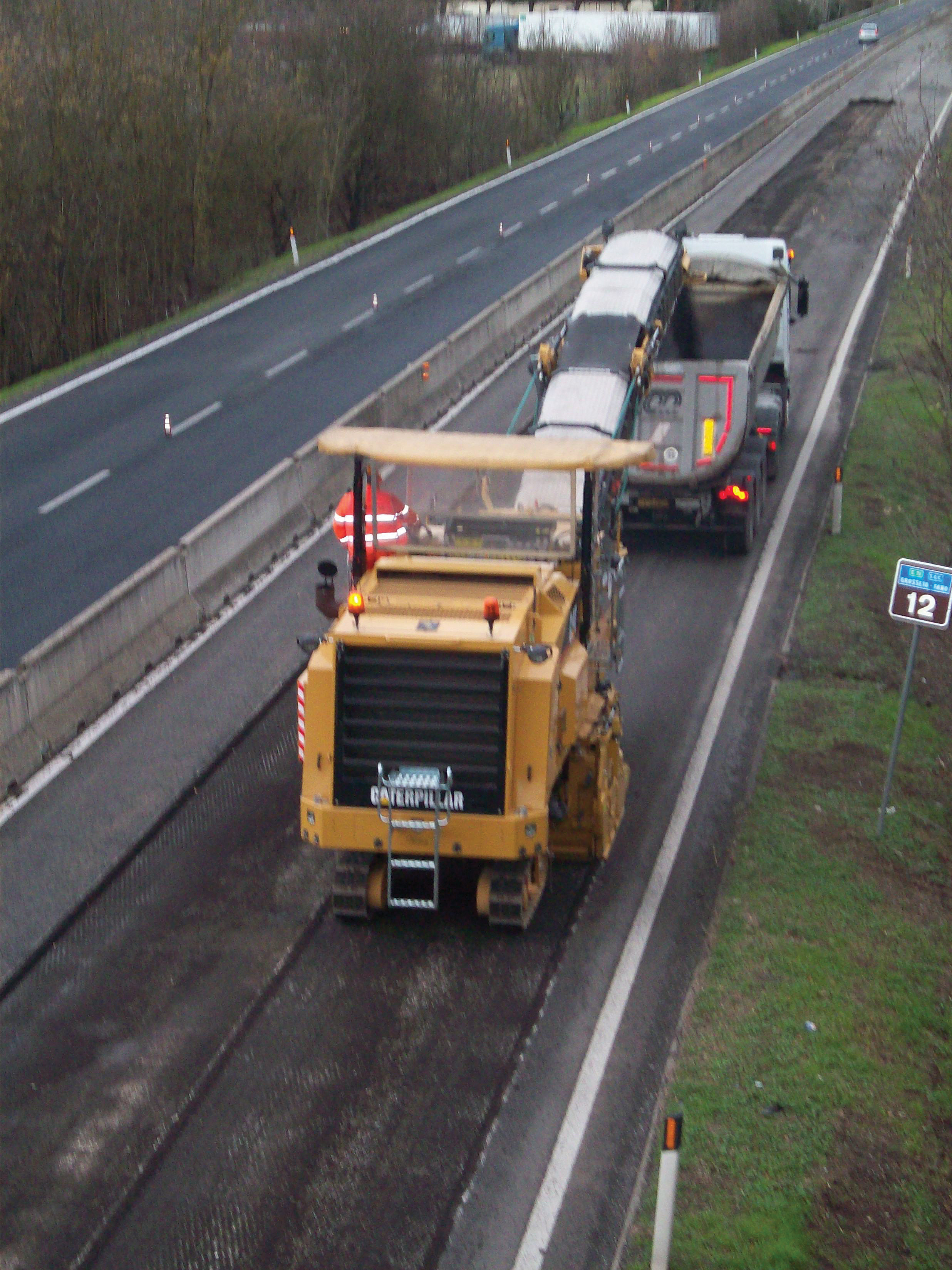 By using a wide drum on its Cat PM200 planer, an Italian contractor has got the most out of its equipment on a project to repair a section of the E78 highway CAT PM200 planner on Italian road