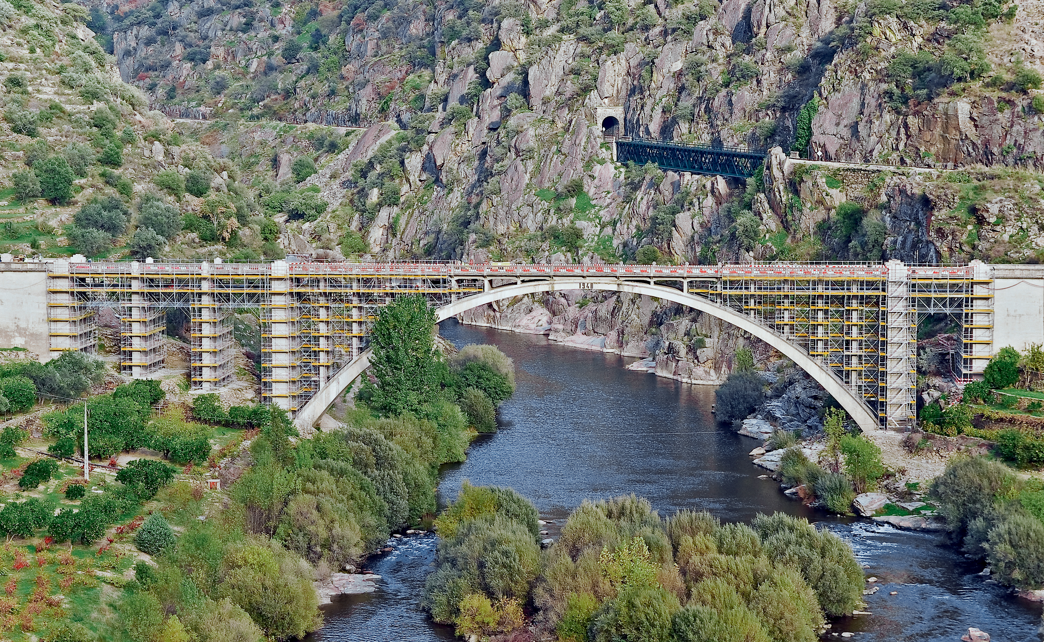 For the renovation of an arched bridge a scaffold construction on the basis of PERI UP modular scaffolding was erected.
(Photo: PERI GmbH) Modular PERI UP scaffold
