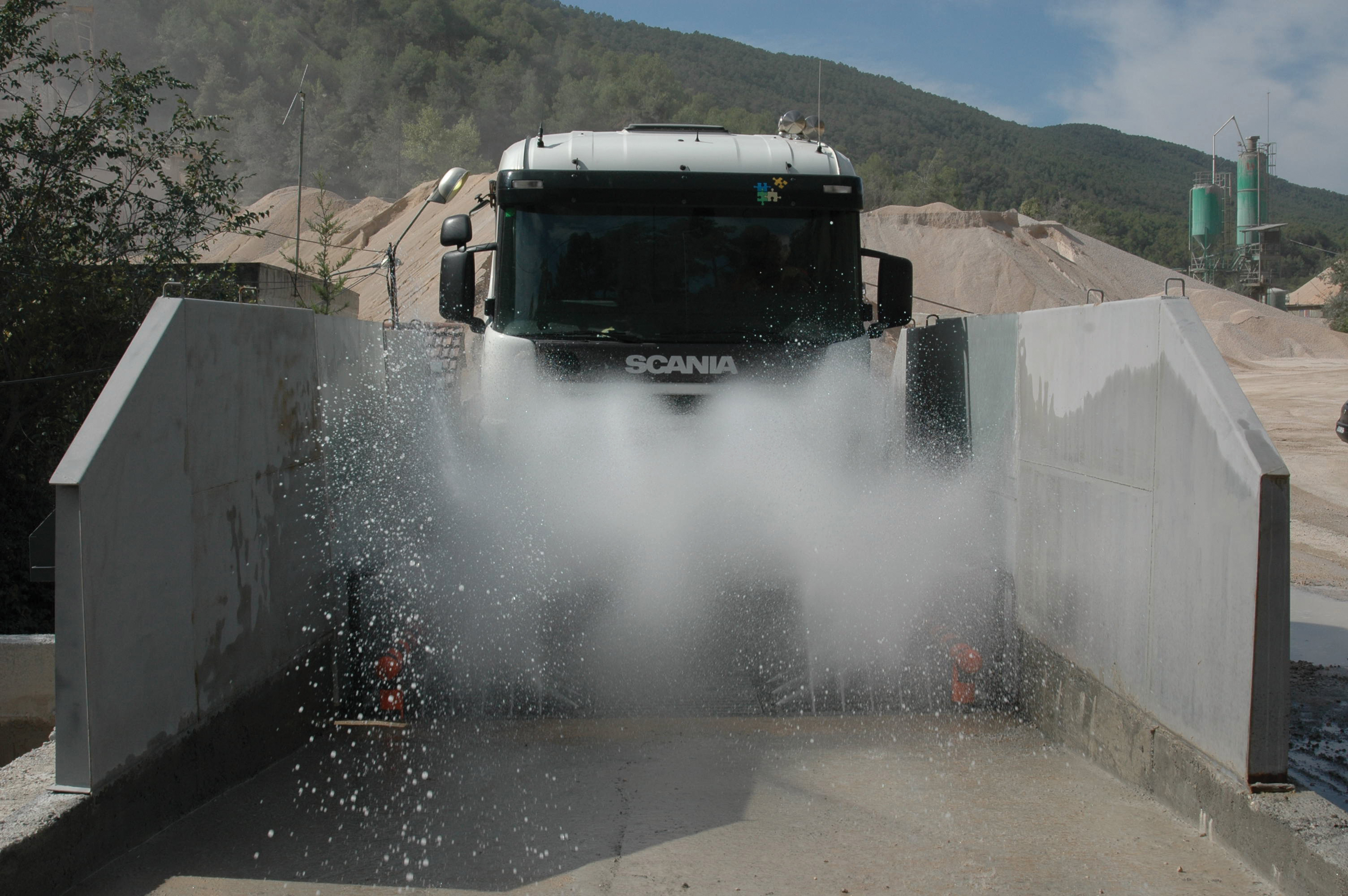 The WW220 unit from DF Ecology is already proven in use on construction sites WW220 wheel washing unit in action