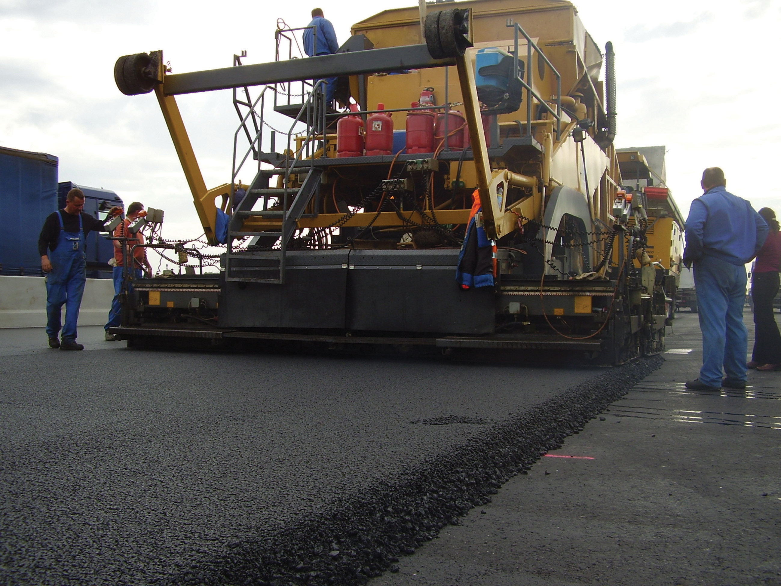 The Dynapac system features a modified paver with twin screeds while the rival Vögele system uses two adapted pavers Vögele pavers