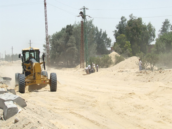 The use of graders for much of the earthmoving work is well suited to the sandy ground seen in Egypt Graders