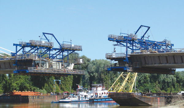 Two pairs of the new Doka cantilever forming traveler are in service on the Tisza Bridge Tisza Bridge under construction