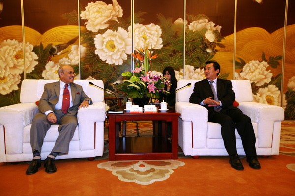 Mr K.K. Kapila, the Chairman of IRF Geneva, and Feng Zhenglin, Vice Minister of the Chinese Ministry of Transport, held a high-level discussion. Mr K.K. Kapila, Feng Zhenglin