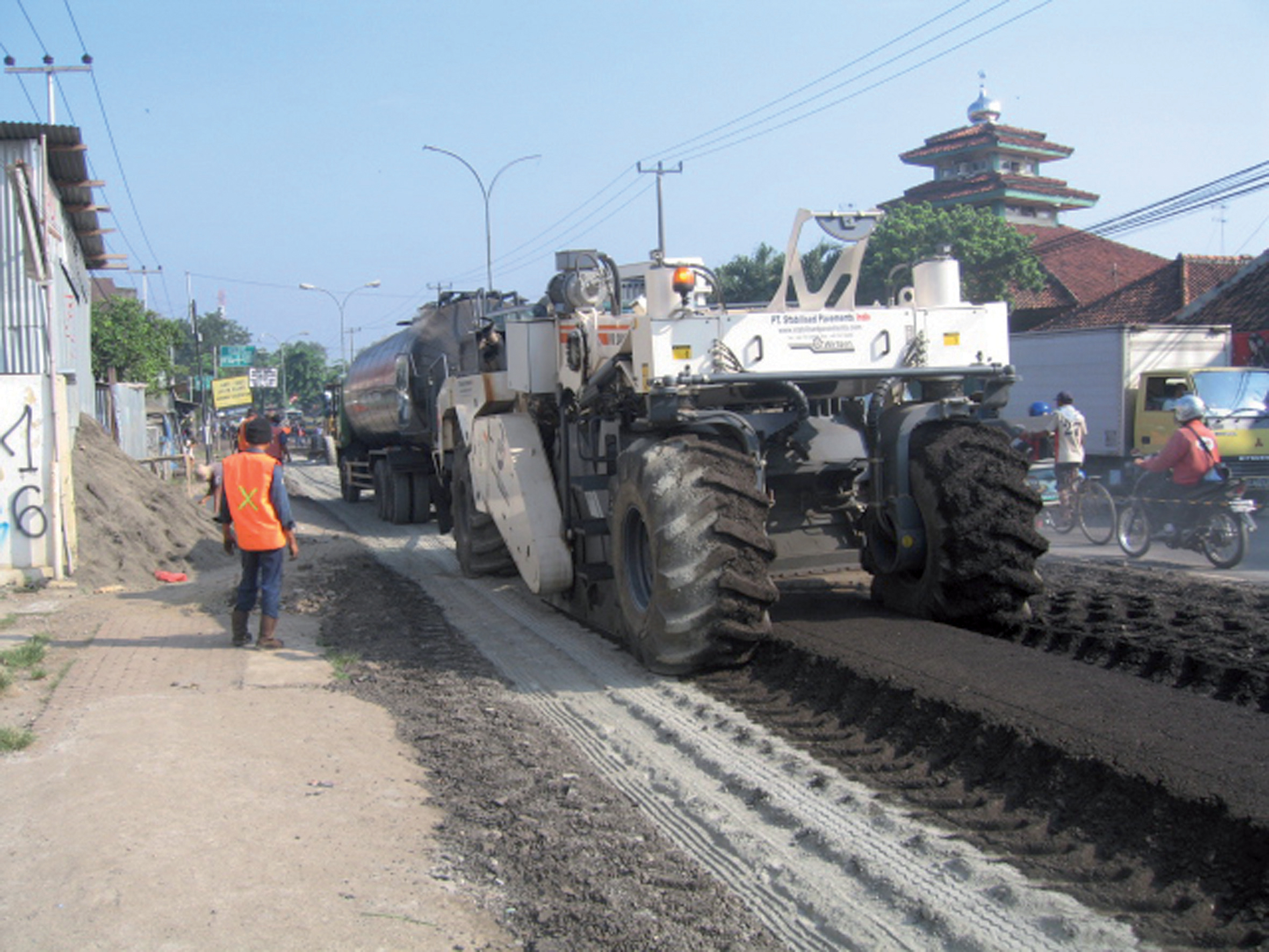 Using the cold recycling techniques in Indonesia will deliver longer lasting road surfaces at a low cost Recycled asphalt techniques