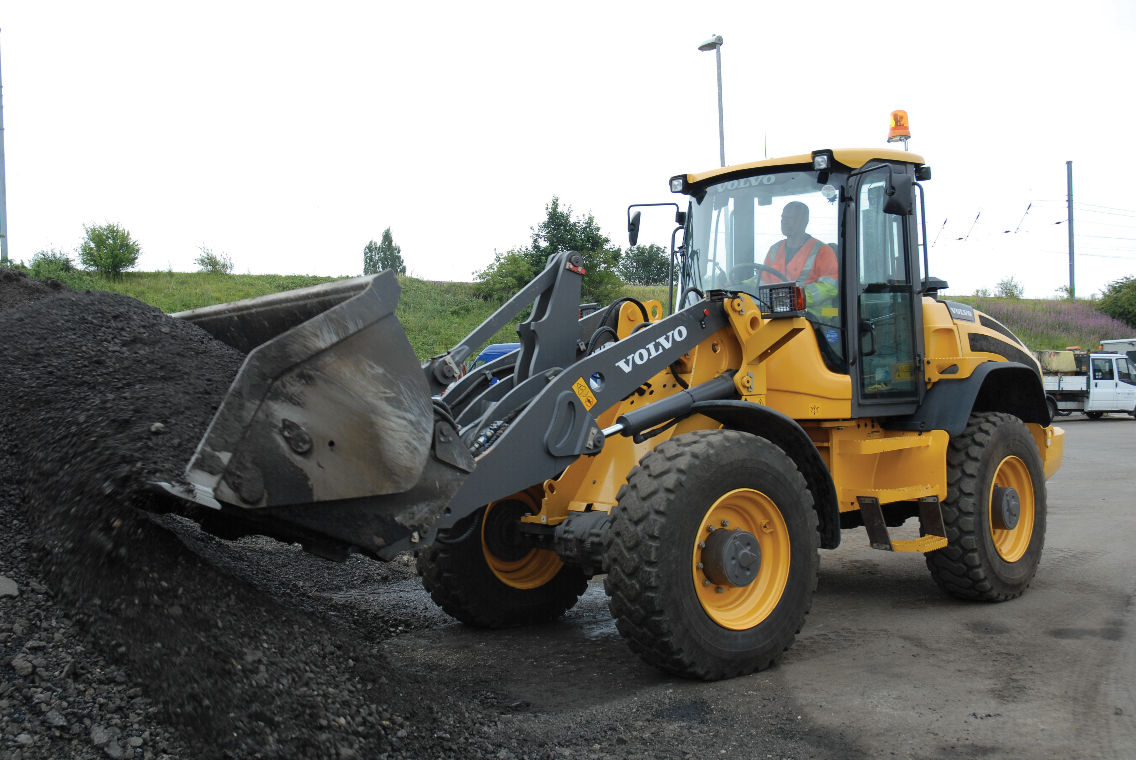 L45F loading shovel - busy in the yard at Huntingdon L45F loading shovel - busy in the yard at Huntingdon