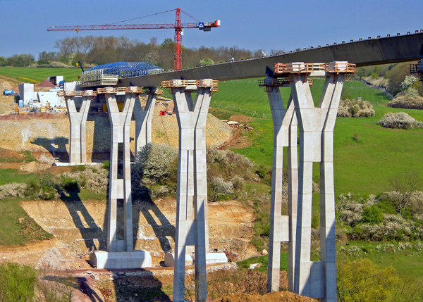 The composite forming carriage for the open trough-shaped cross section of the Nessetal Viaduct had been used beforehand, in suitbaly adapted form, for the box girder corss-section of the nearby Böbertal Viaduct Doka Formwork on the Nessetal Viaduct