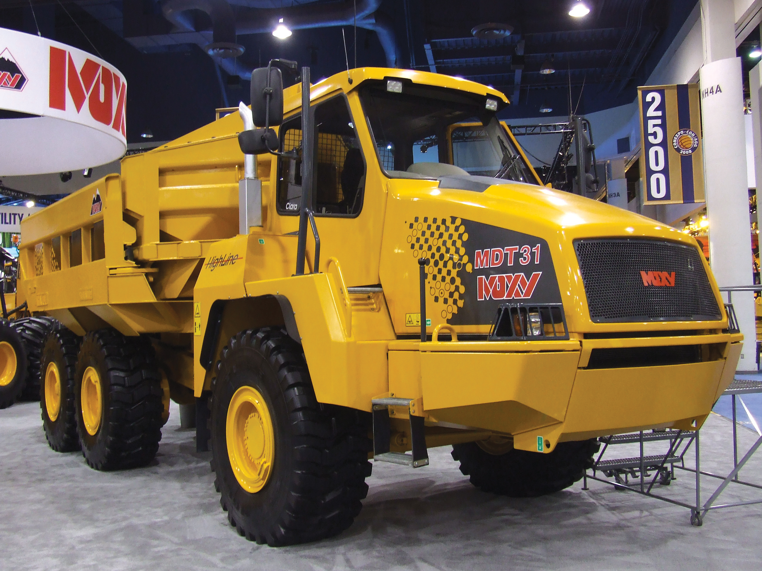 SINCE THE INFLUENTIAL mt36 WAS UNVEILED, ALL OF THE MACHINES IN THE RANGE (NOW MANUFACTURED BY DOOSAN) HAVE FEATURED THE SLOPING ENGINE COVER AND LARGE CAB LAYOUT Moxy MT36
