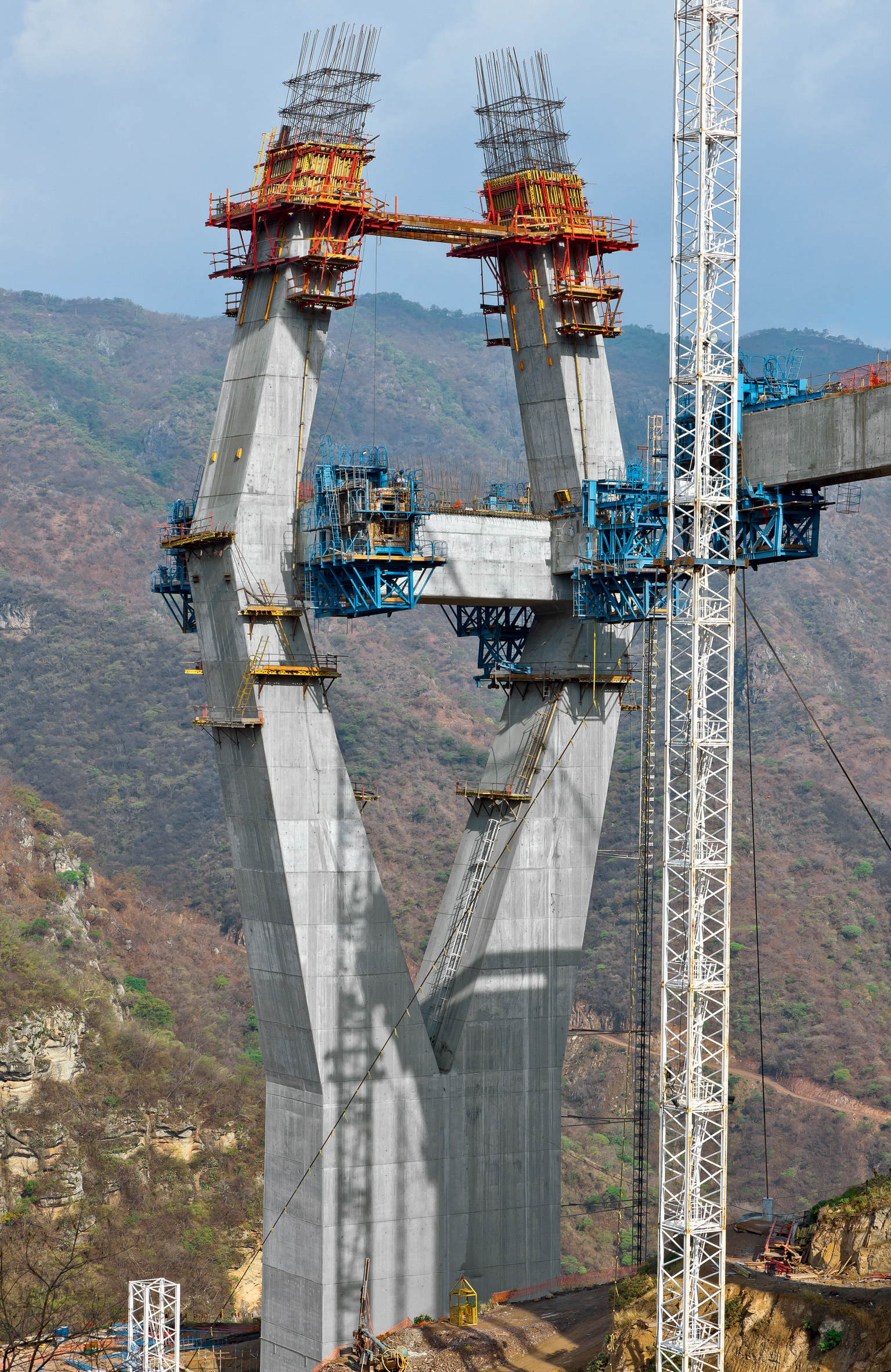 The Puente Baluarte's two-complex-designed pylons are being constructed using PERI ACS self-climbing technology PERI ACS