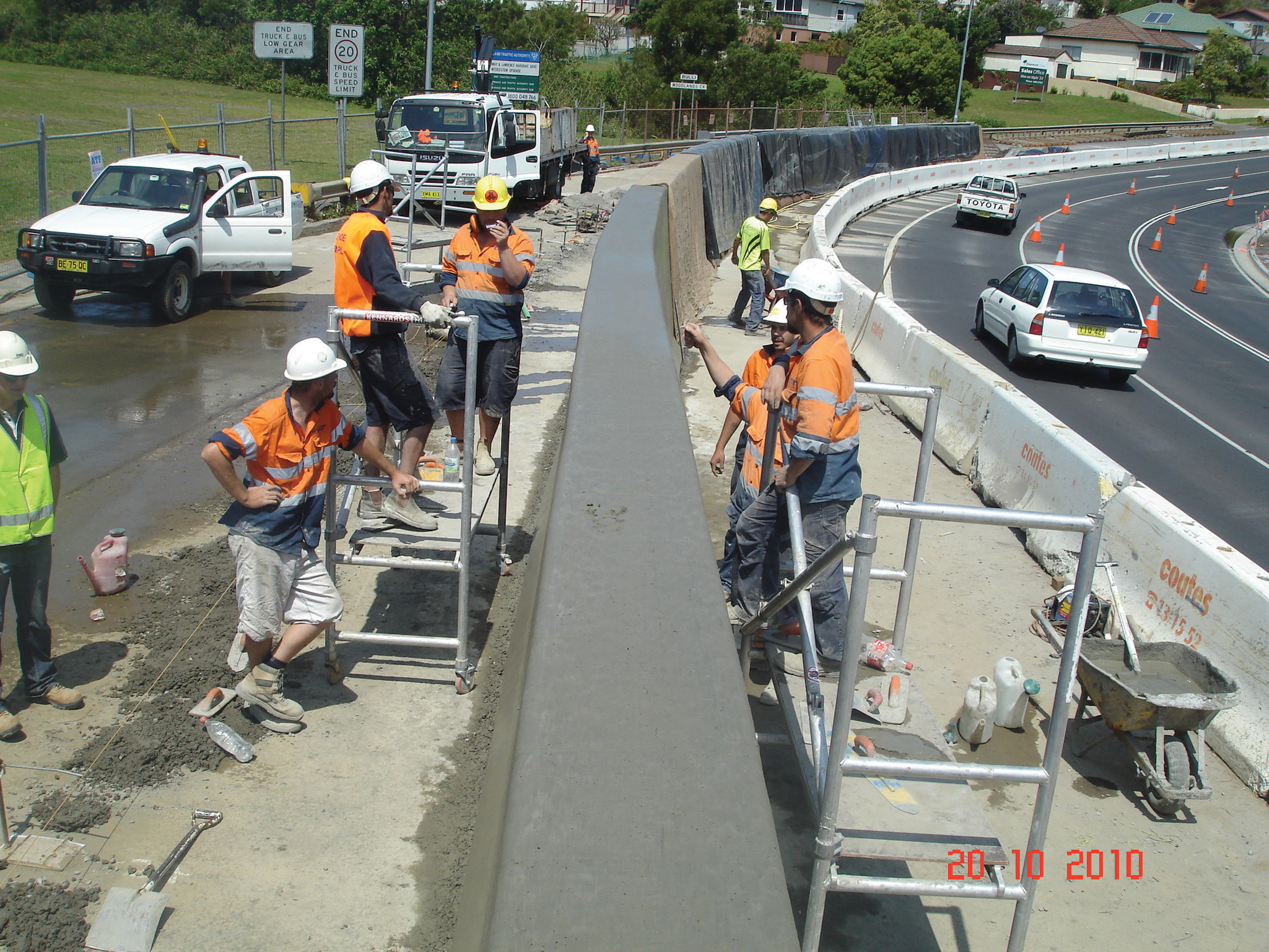 A special mold was required to slipform the 2m high barrier that was manufactured by Power Cubers for the work Power Cubers Workmen