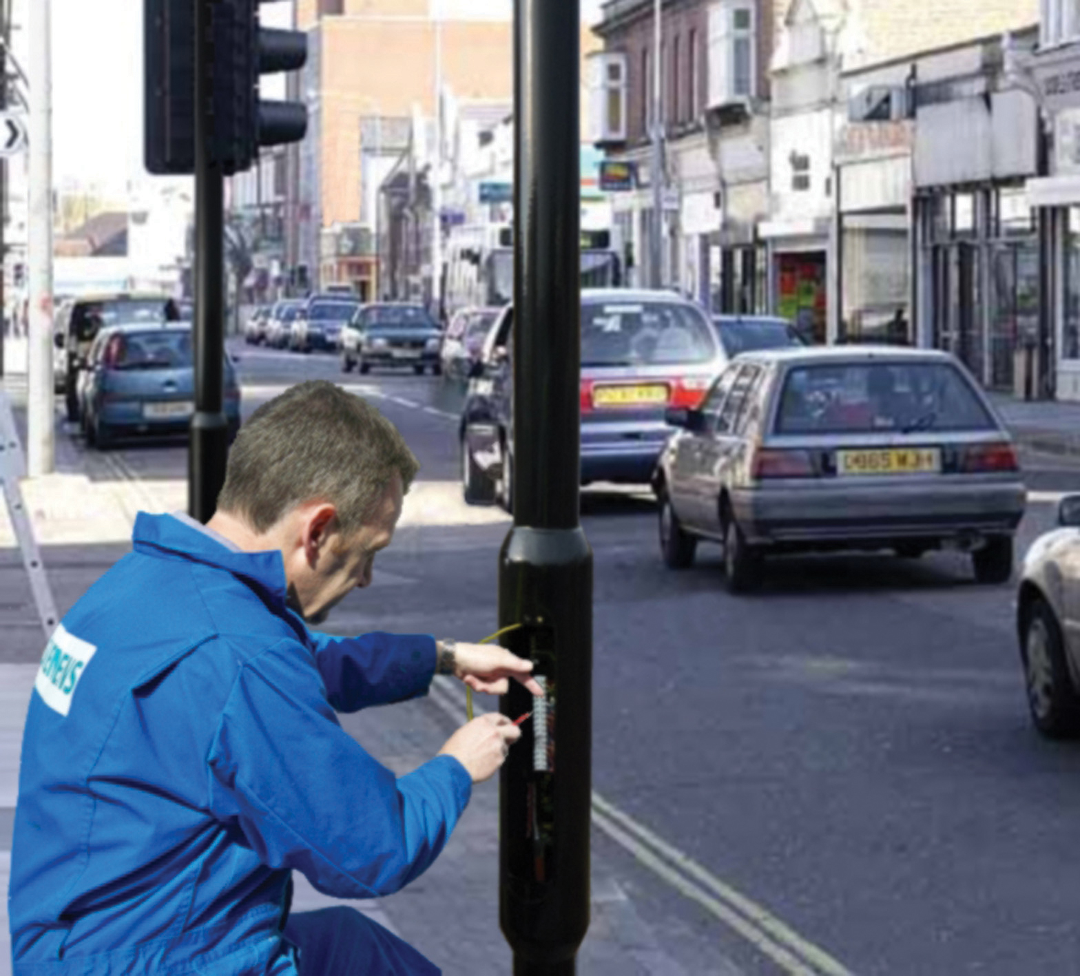 A new traffic signal pole specifically designed to provide low level access has been introduced by Siemens Siemens Traffic