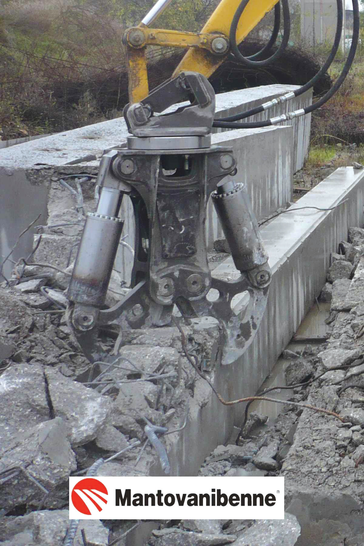 "This is a new experience for the company, but, most important so that visitors will see MBI products operating on the site," said the company Mantovanibenne's demolition range