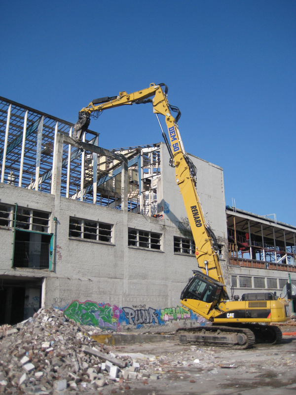 Caterpillar has now set up a partnership with French firm Versys called Demlone to build high reach demolition machines High reach demolition machines