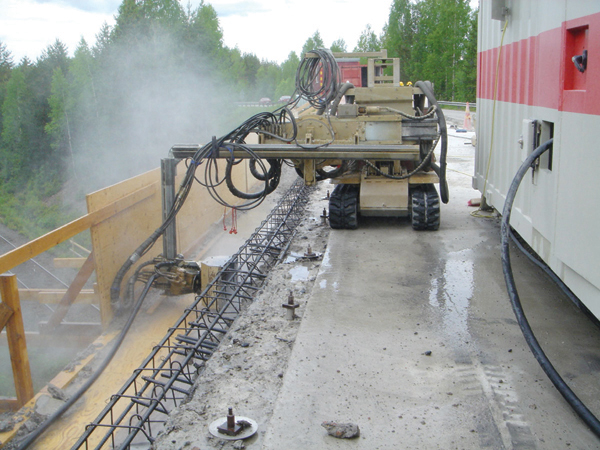 An Aquajet HVD6000 Aqua Cutter was used to prepare a section of the A22 in Vienna for new impact barriers preparation of new impact barriers