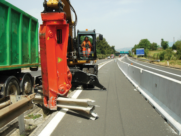 High speed cutting was achieved using the Promove scrap shear, allowing old barrier sections to be removed from an Italian highway old barrier removed from highway