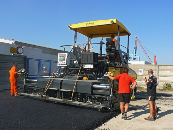 The new BOMAG BF800 shares features with the existing BF300 and BF600 Asphalt paving plan