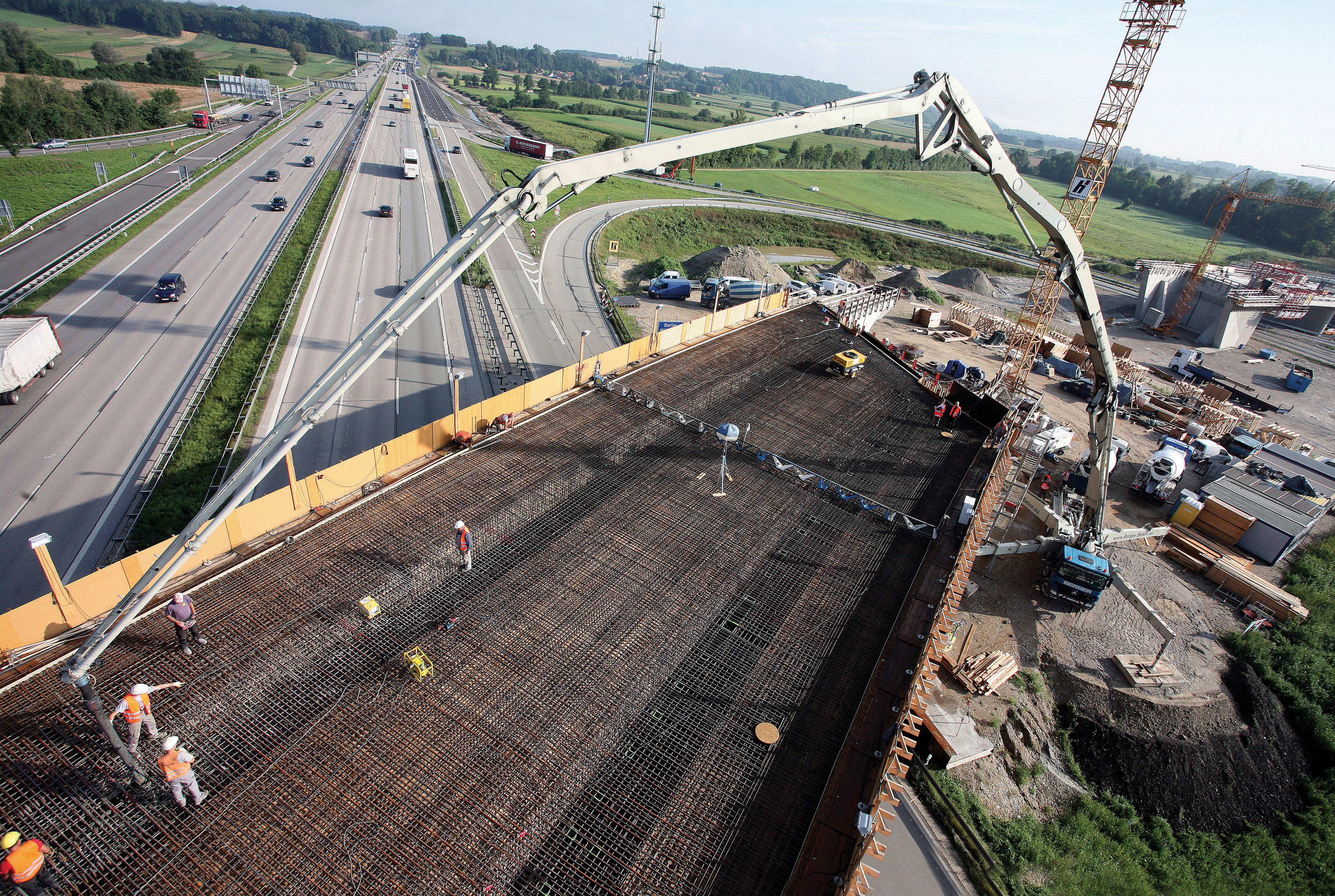 Concreting is carried out with traffic flowing freely under the bridge construction. The Putzmeister M 58-5 pump is seen on the north-eastern ramp during construction Putzmeister M 58-5 Pump