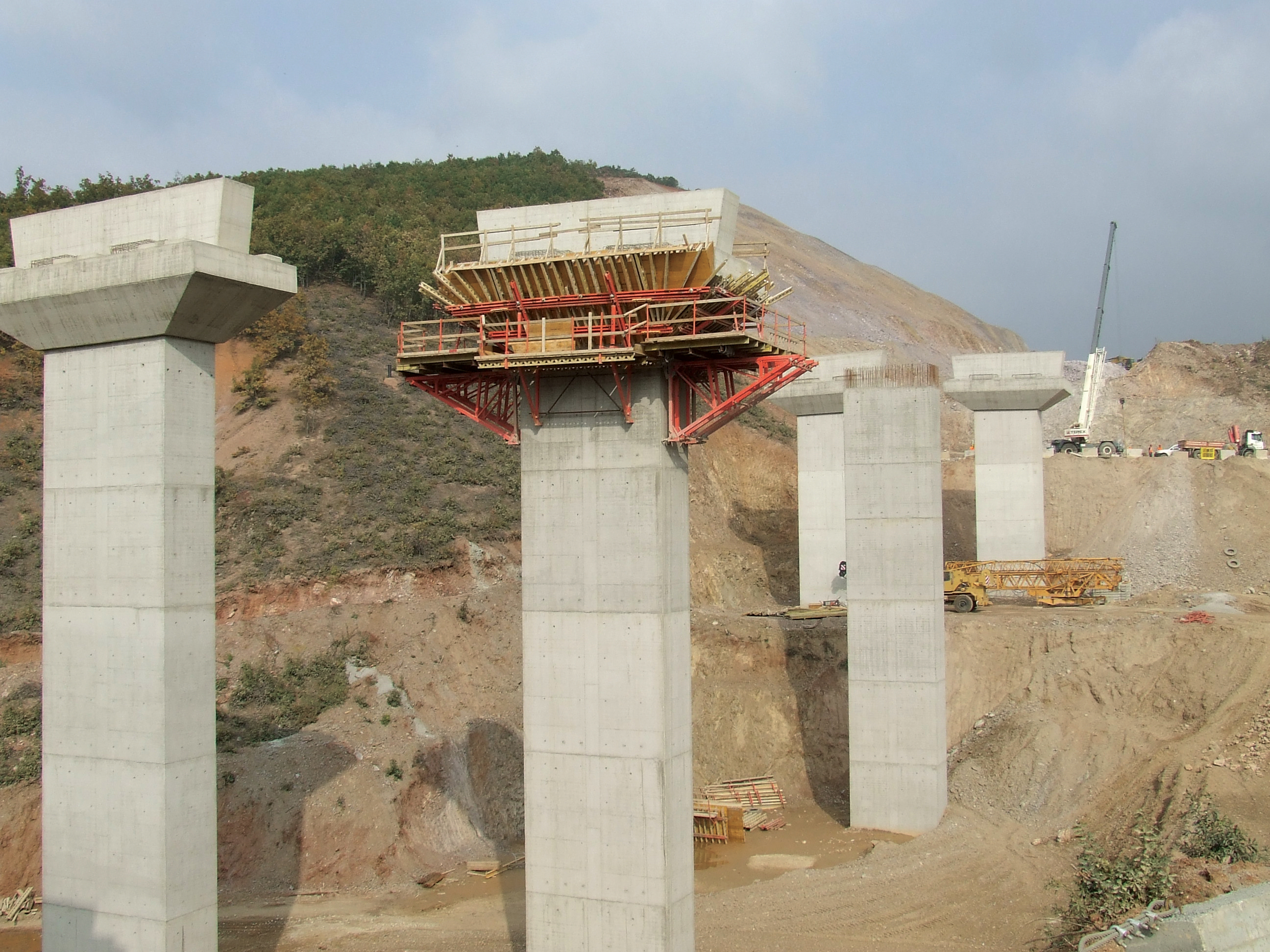 Fast bridge construction has been achieved on Kosovo’s new Route 7 highway project by joint venture partners Bechtel-Enka bridge construction struts