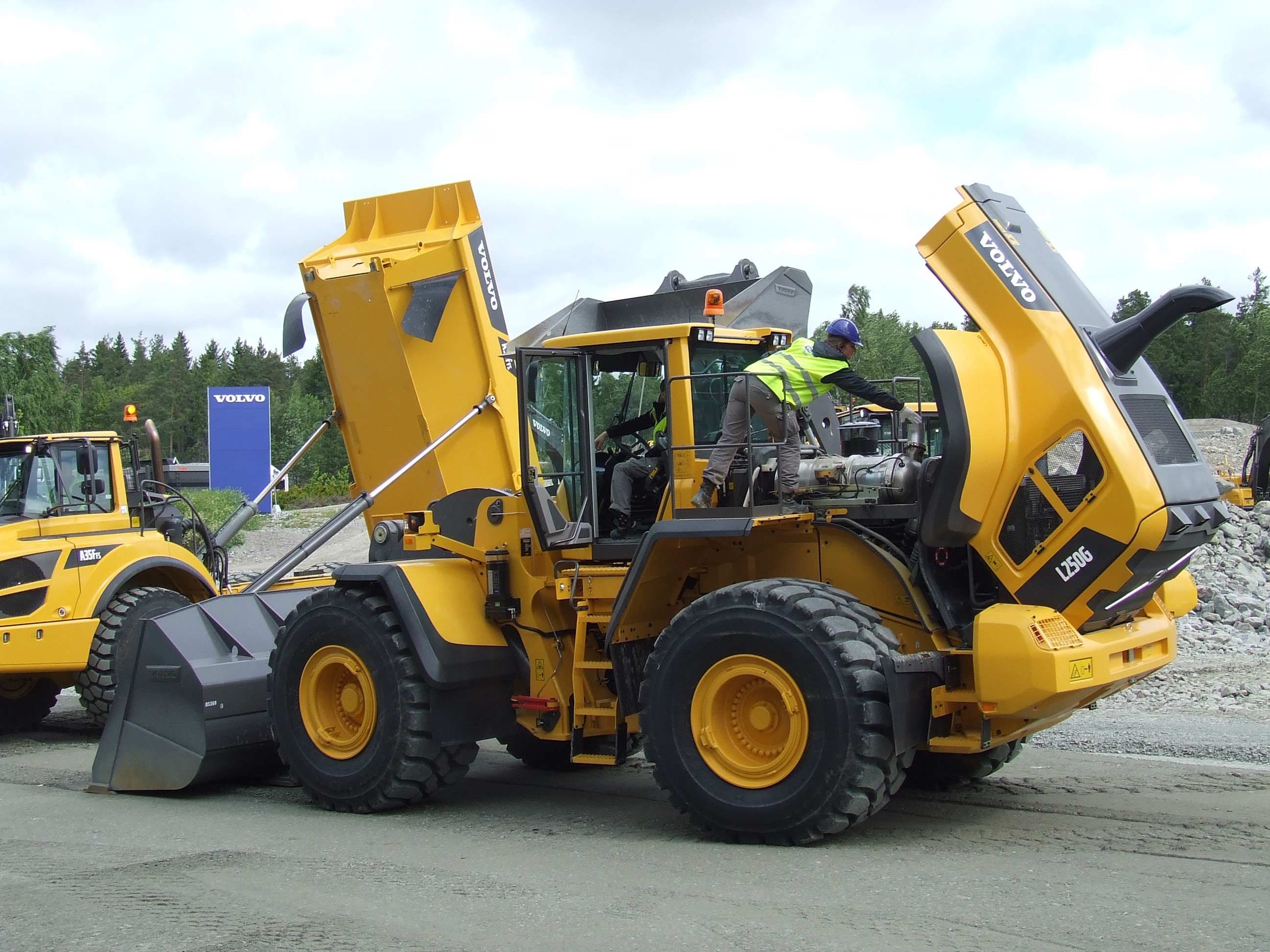 The Volvo L250G wheeled loader features the rear chassis from the L220 machine but is designed for high production loading Volvo wheeled loader