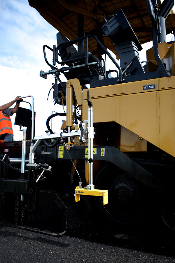 ABOVE The Trimble pCS400 control system helps Czech contractor USK Mnichovo hradište maximise surface quality with its Caterpillar paver Trimble PCS400 control system