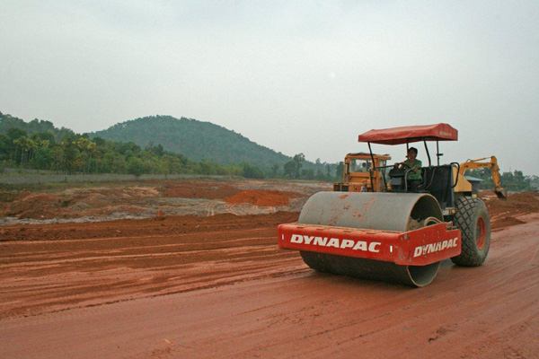 The new Dynapac CA250 soil compactor is proving productive and reliable in the project to build a key new highway link in Vietnam Dynapac CA350 Vibratory roler
