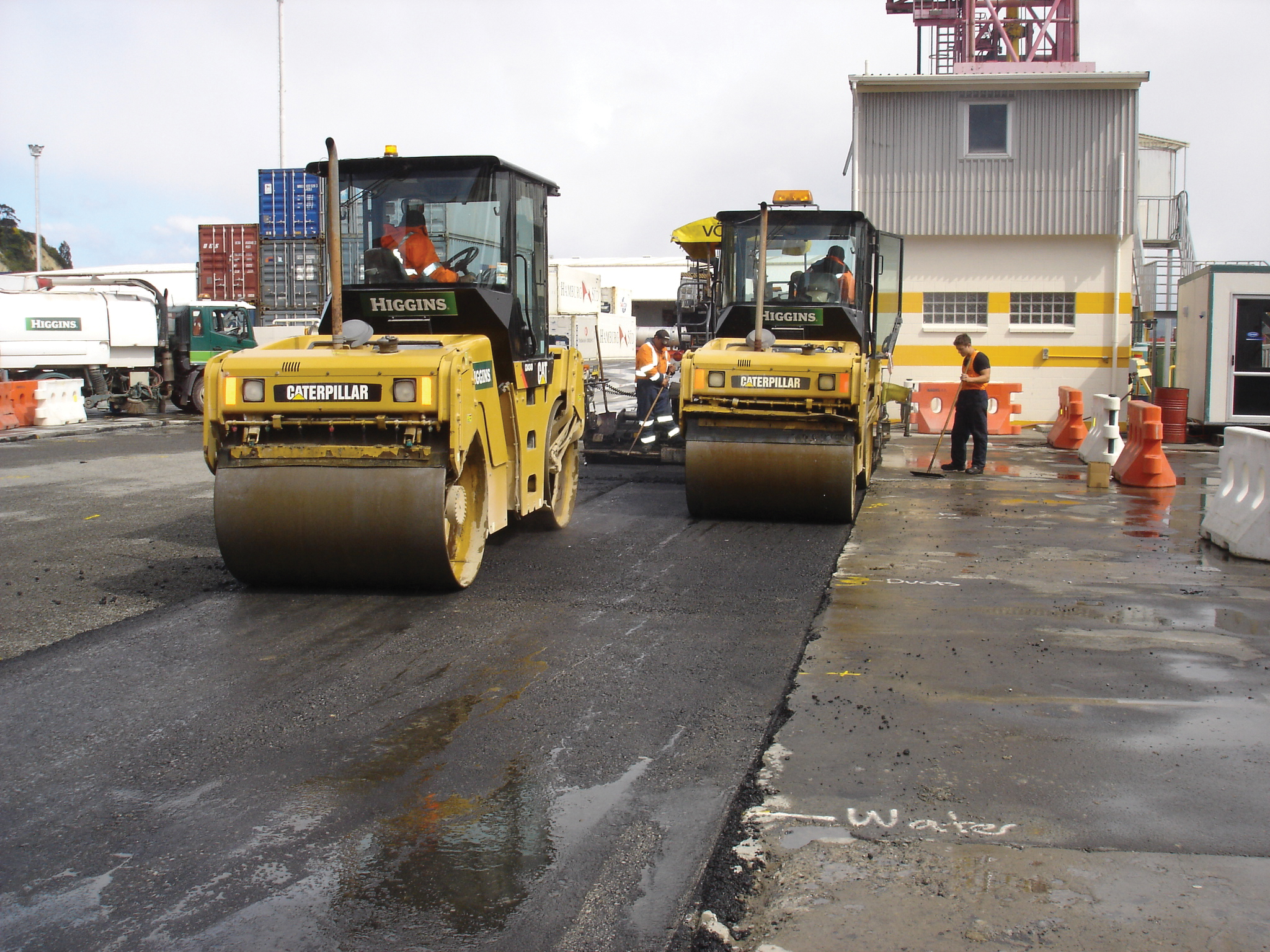 Caterpillar rollers have been used to compact the surface course over base course designed with HiMA technology, at Port of Napier’s Kirkpatrick Wharf in New Zealand, which will deal with rutting problems on the previous surface Caterpillar rollers