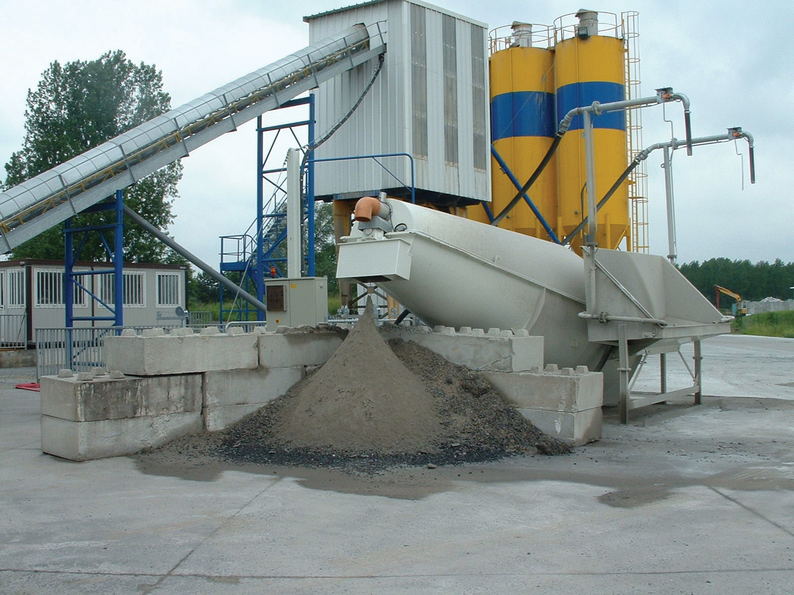 Liebherr says its LRT 622 provides efficient and cost-effective concrete recycling LRT 622 concrete recycling