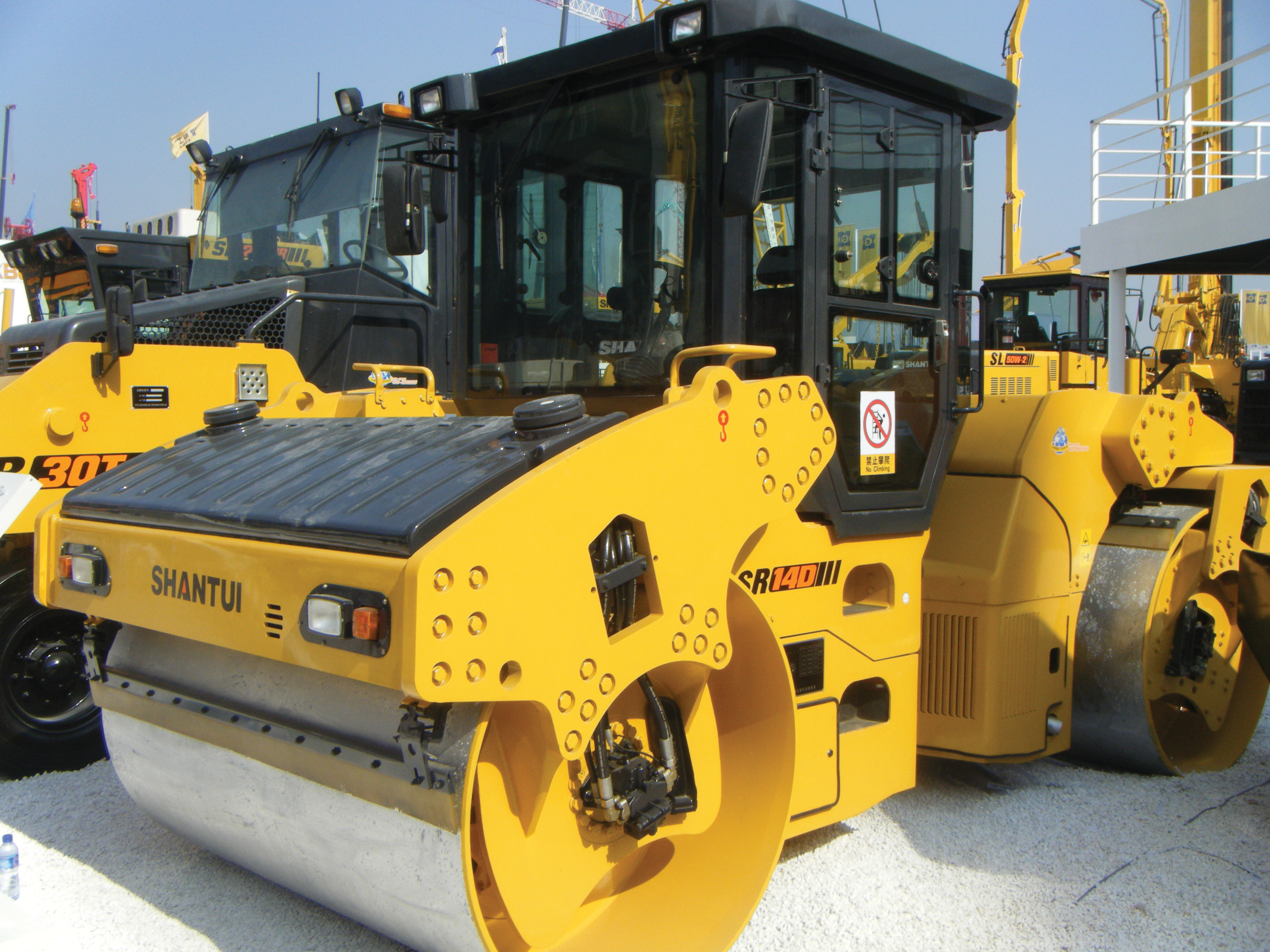 Shantui is boosting its range by offering road machines road machine from Shantui