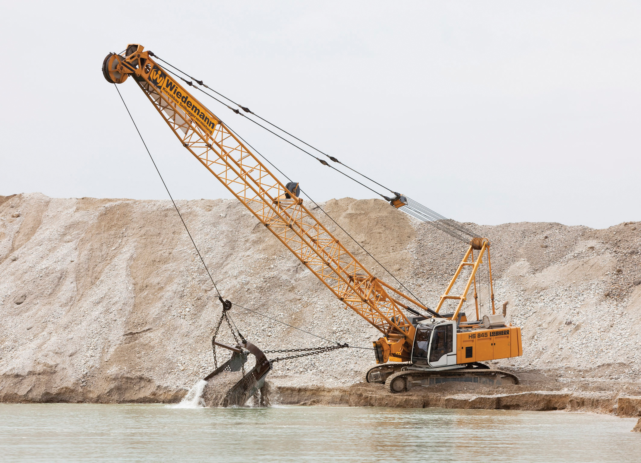 Liebherr says by using its HS 845 crawler crane, Kiesabbu wedmann was able to meet its project deadline in Grafenworth whilst lowering fuel consumption. HS 845 crawler